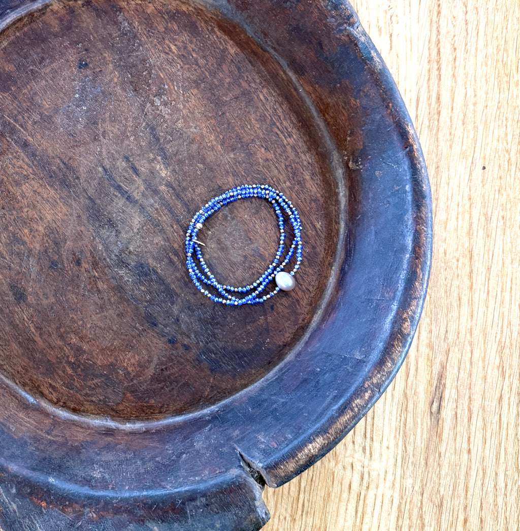 Blaue Glasperlen mit kupferfarbenen Hämatiten und einer rosagrauen Süßwasserperle