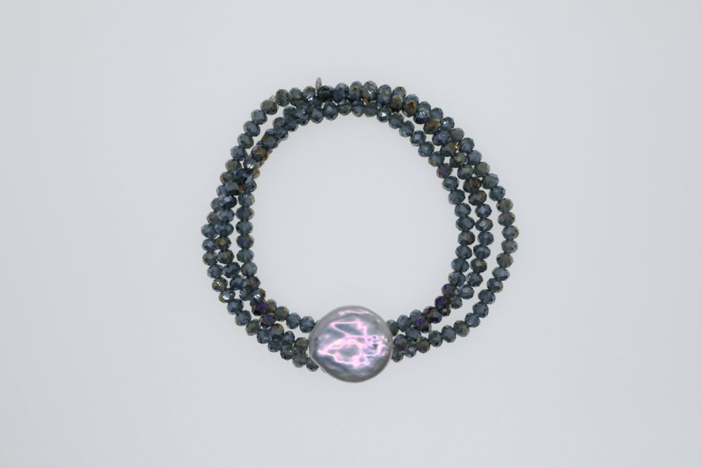 Taubenblaue Glasperlen und weiße Süßwasserperle