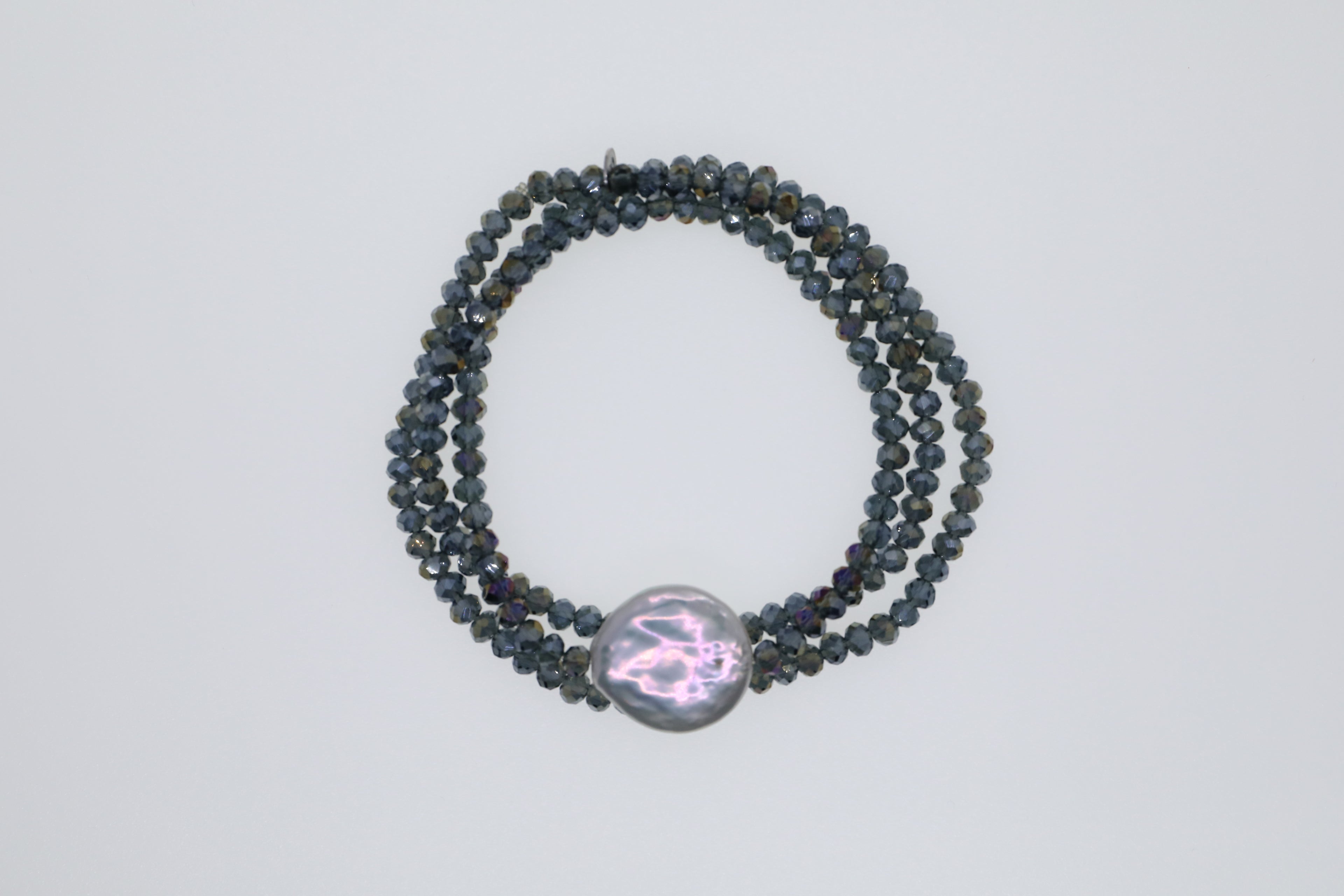 Taubenblaue Glasperlen und weiße Süßwasserperle