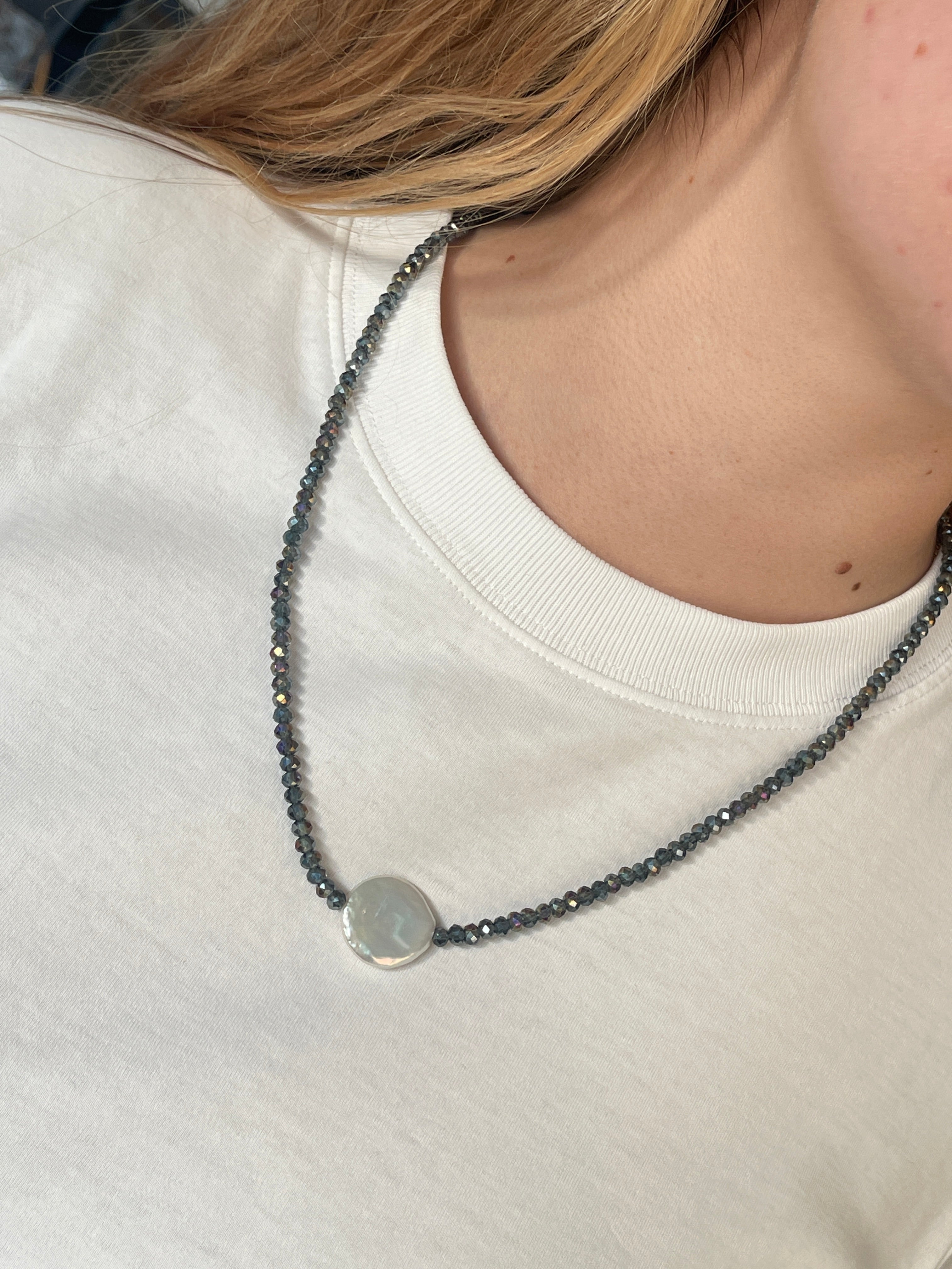 Taubenblaue Glasperlen und weiße Süßwasserperle