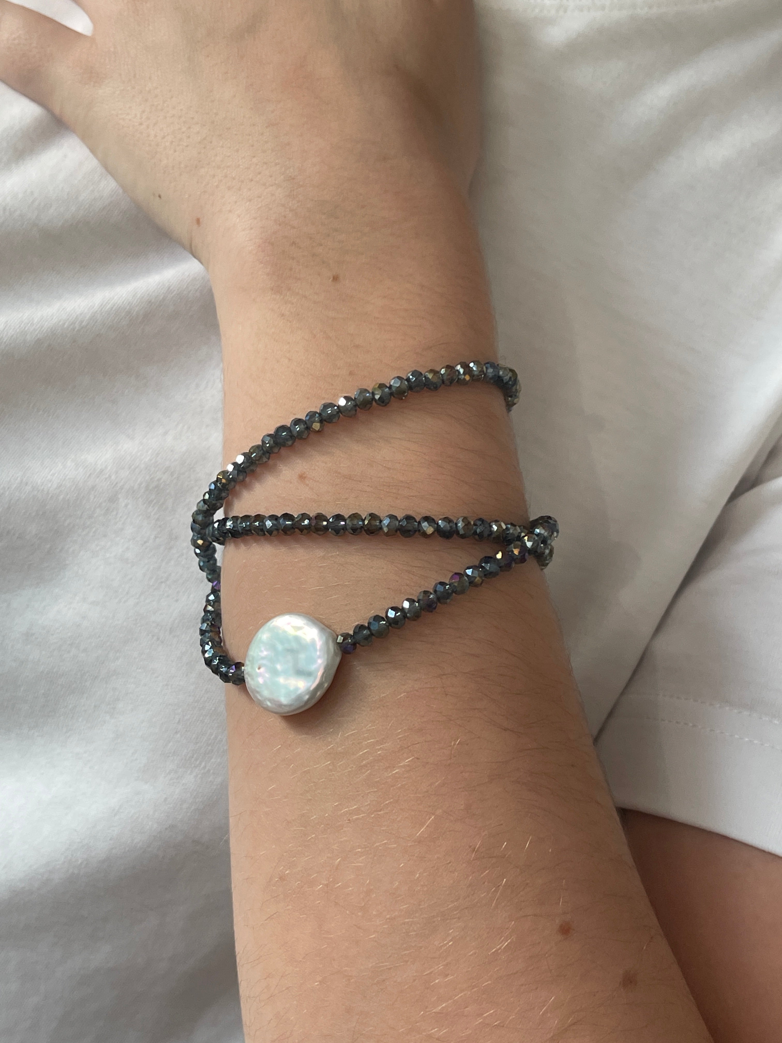 Taubenblaue Glasperlen und weiße Süßwasserperle