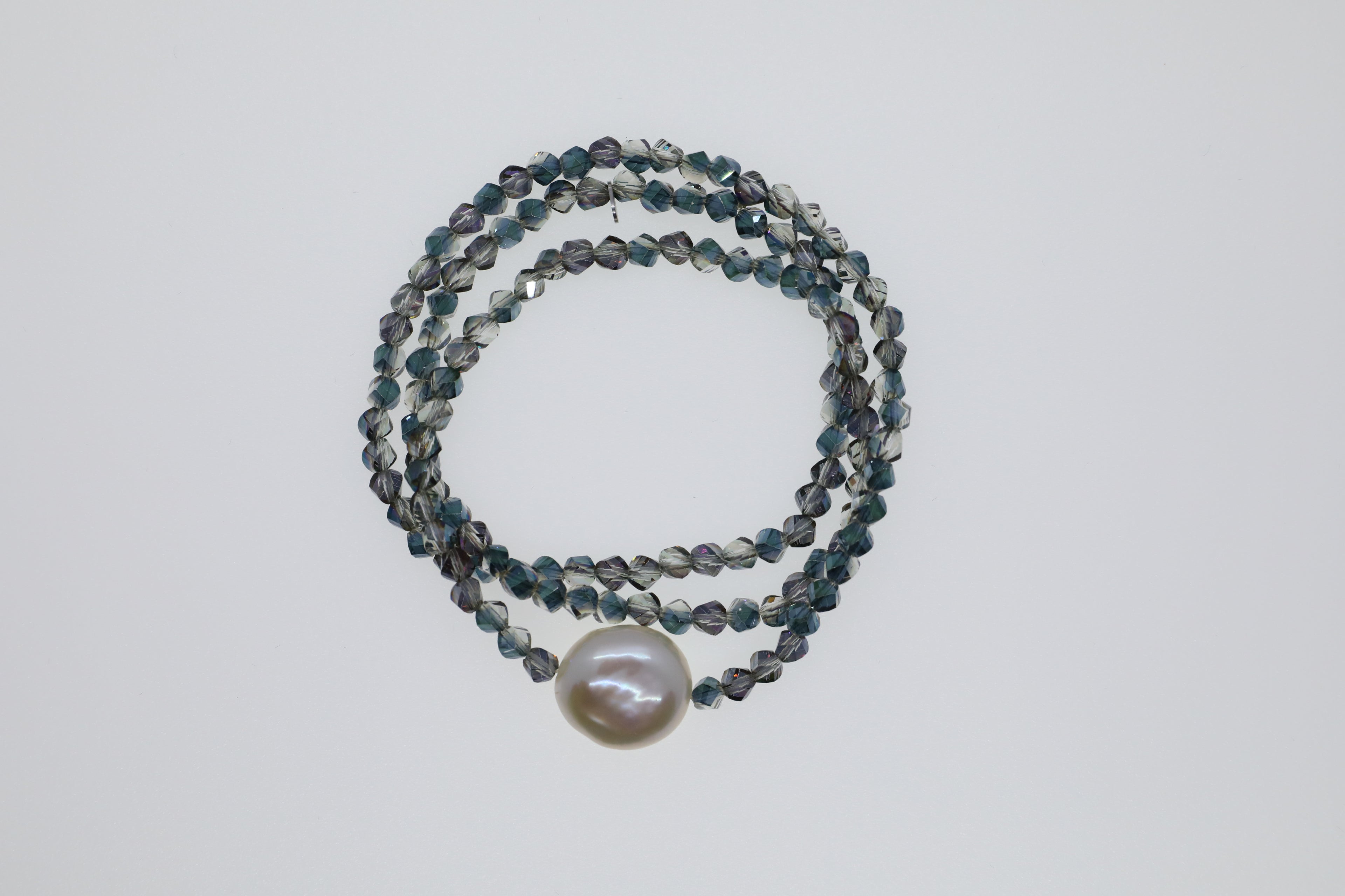 Lilagrüne Glasperlen und eine Süßwasserperle