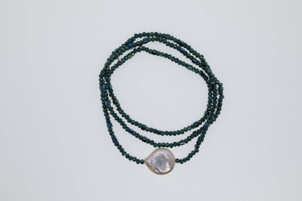 Armband oder Kette Dunkelgrüne Glasperlen, grüne Hämatitwürfel und weiße Süßwasserperle