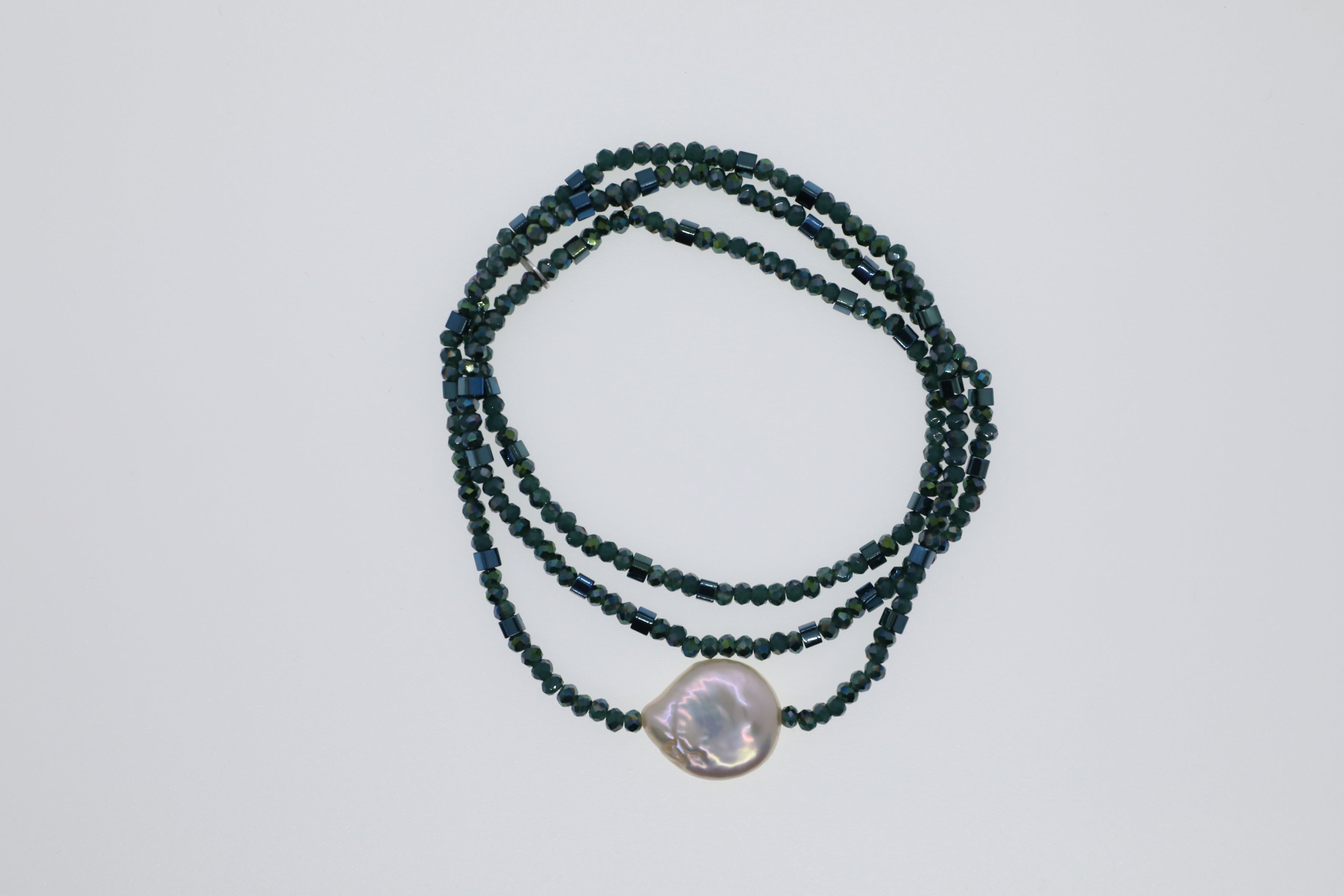 Dunkelgrüne Glasperlen, grüne Hämatitwürfel und weiße Süßwasserperle