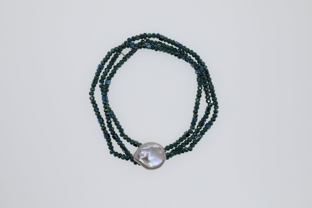 Armband oder Kette Dunkelgrüne Glasperlen, grüne Hämatitwürfel und weiße Süßwasserperle
