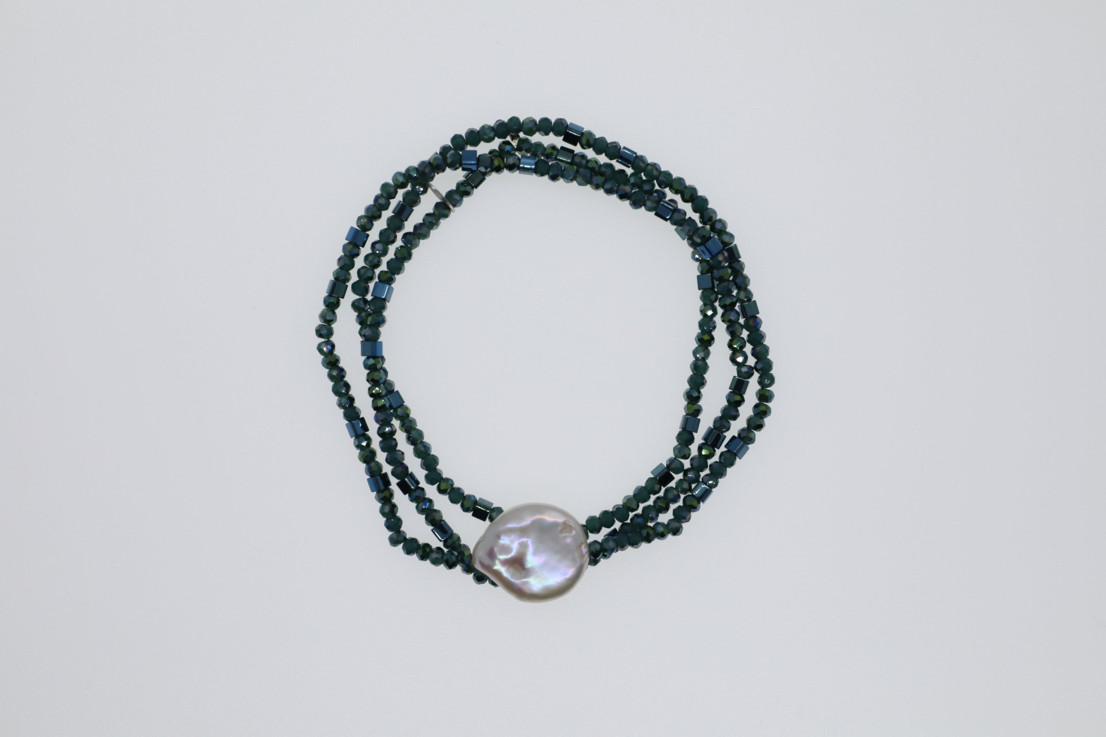 Dunkelgrüne Glasperlen, grüne Hämatitwürfel und weiße Süßwasserperle