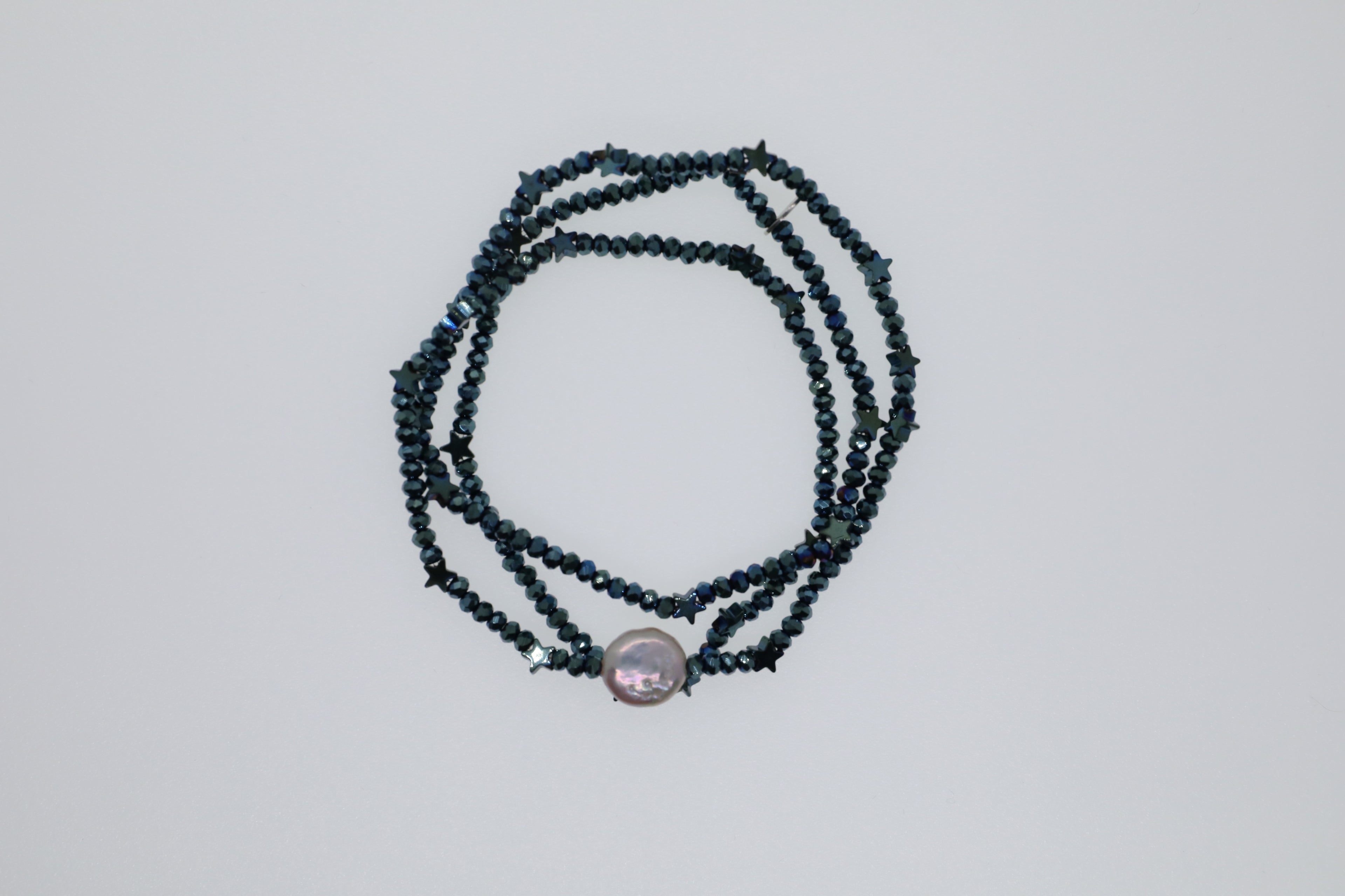 Grüne Hämatitsterne, dunkelgrüne Glasperlen und weiße Süßwasserperle