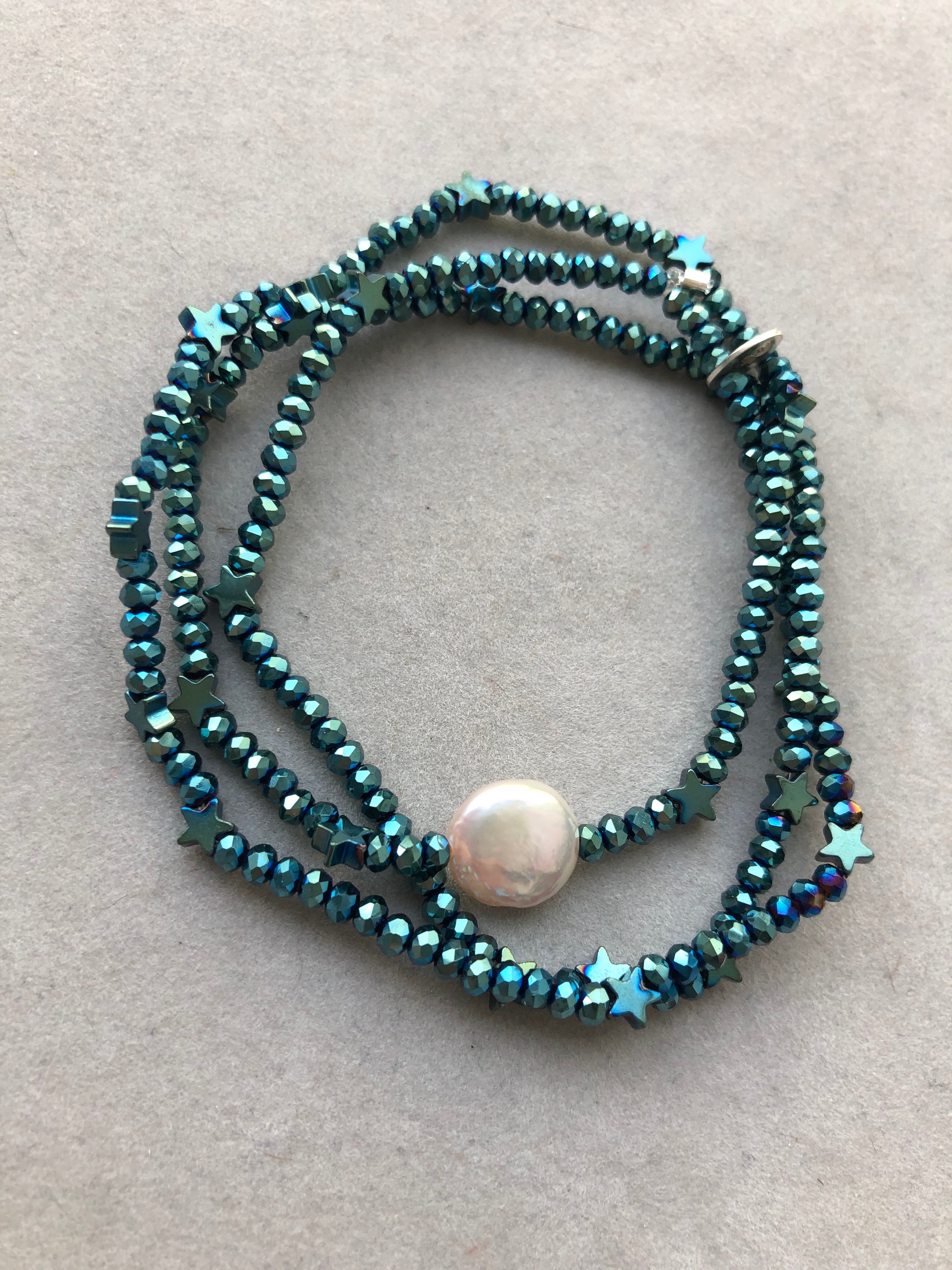 Grüne Hämatitsterne, dunkelgrüne Glasperlen und weiße Süßwasserperle