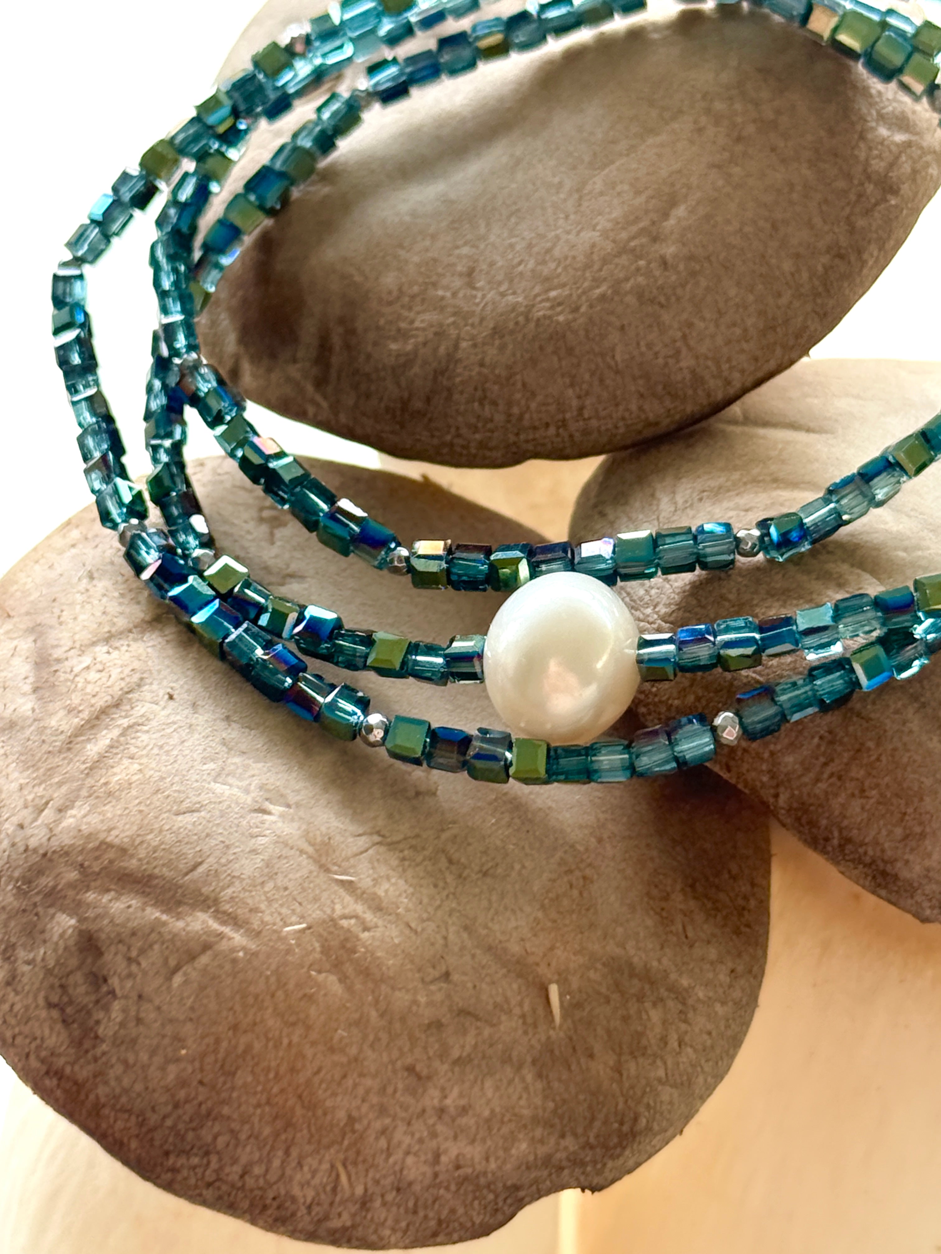 Petrolfarbene Glasperlen mit weißer Süßwasserperle