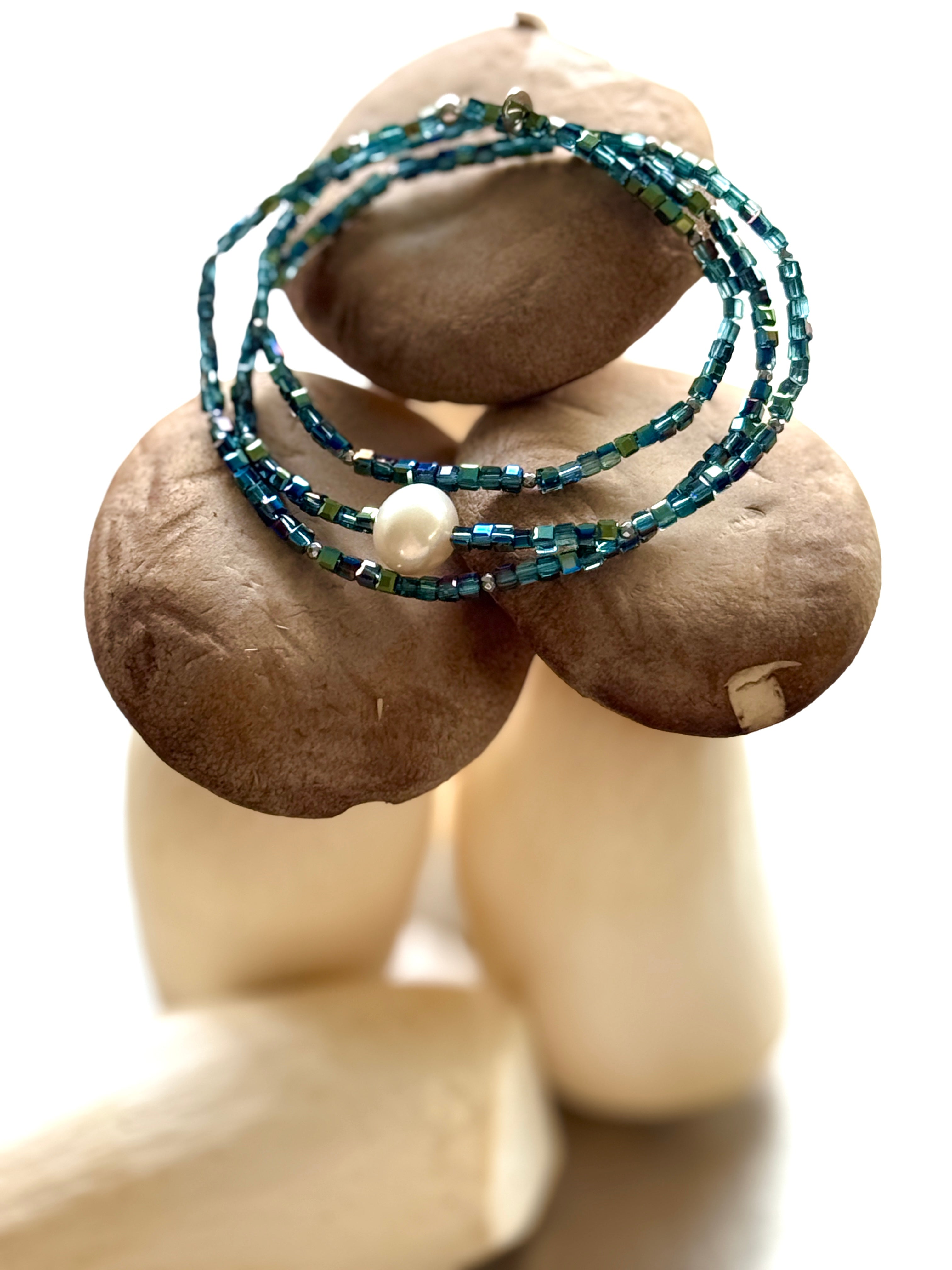 Petrolfarbene Glasperlen mit weißer Süßwasserperle