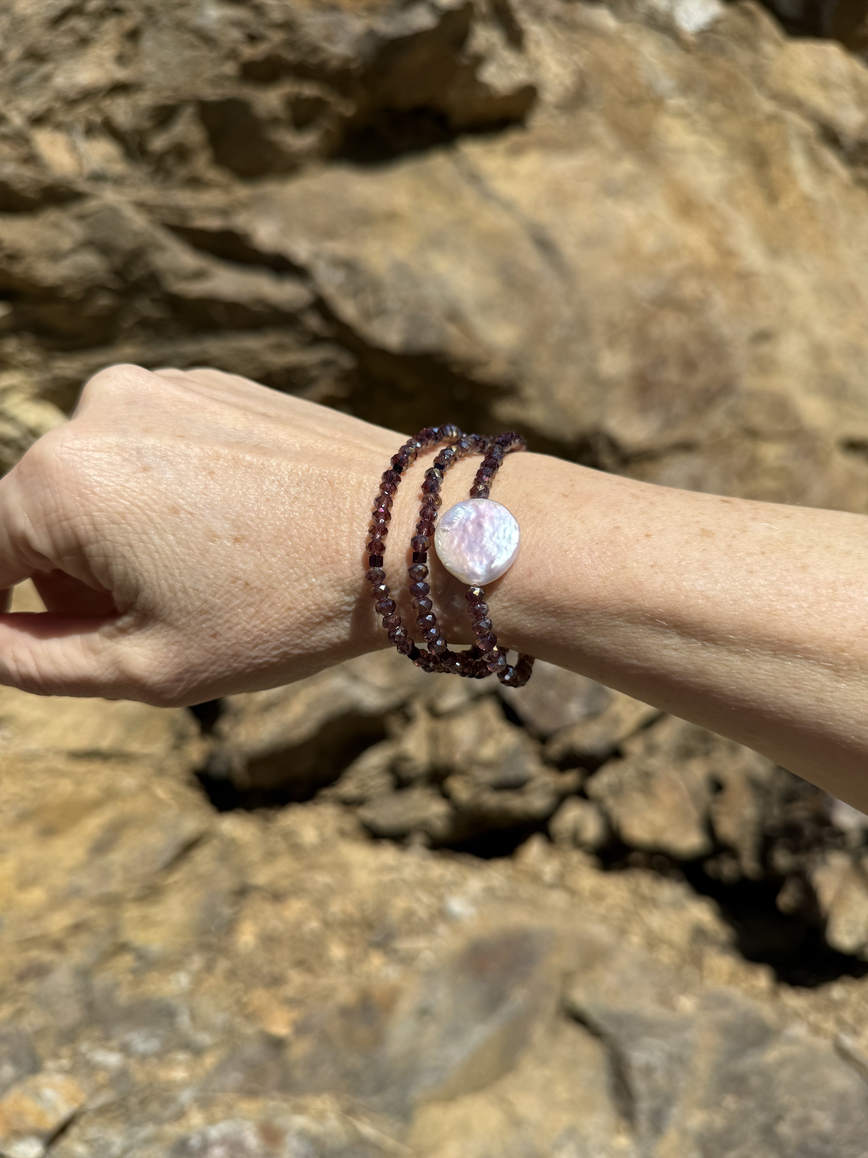 Große Süßwasserperle mit Hämatiten und Glasperlen in Lila-boreaux