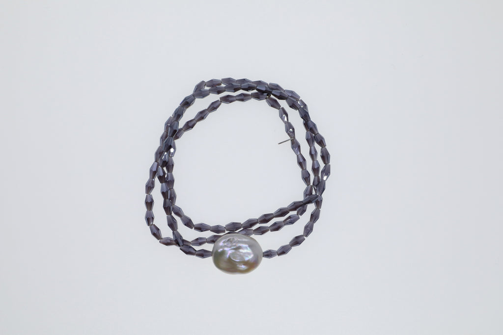 Lila Glasperlen mit großer, flachen Süßwasserperle