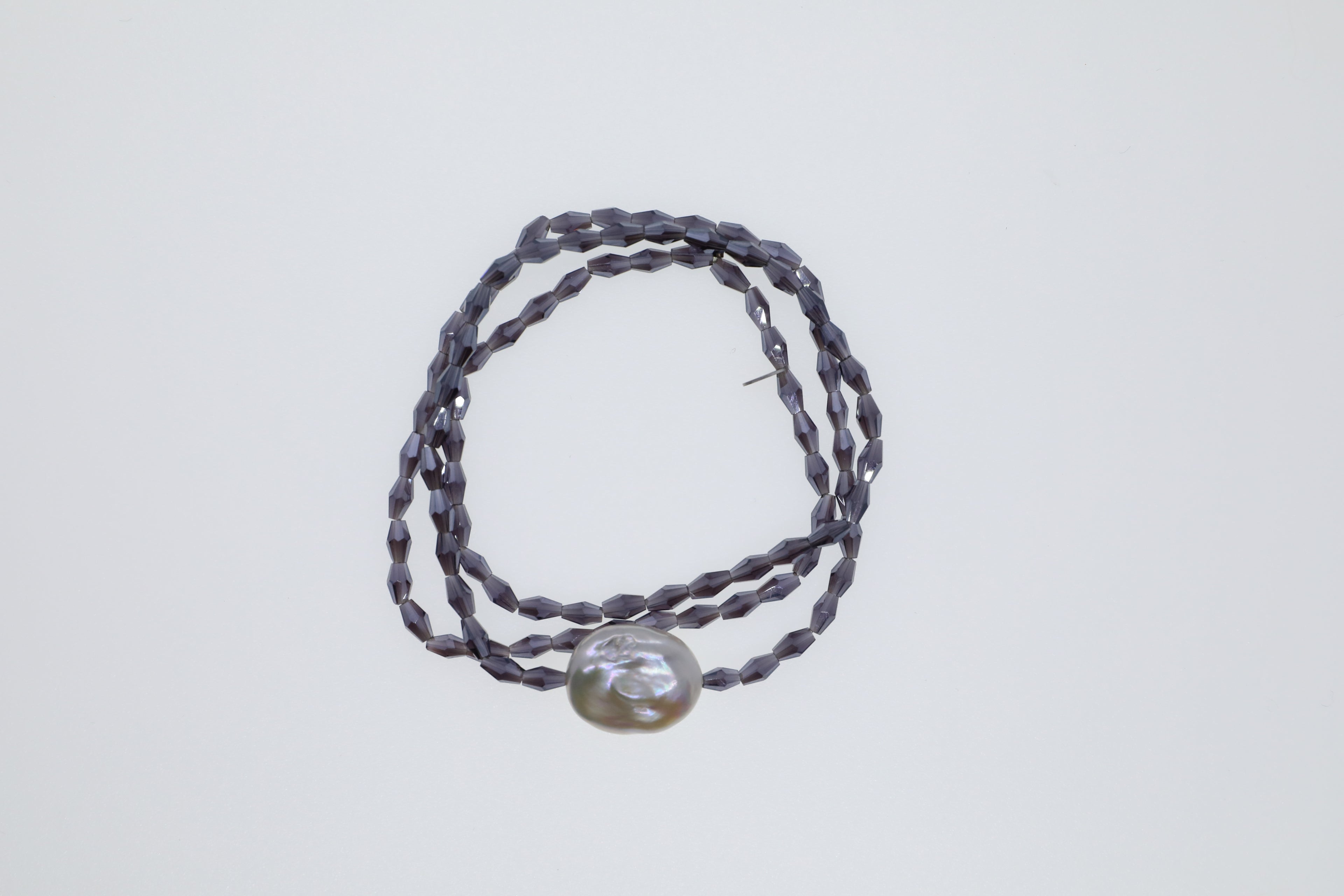 Lila Glasperlen mit großer, flachen Süßwasserperle