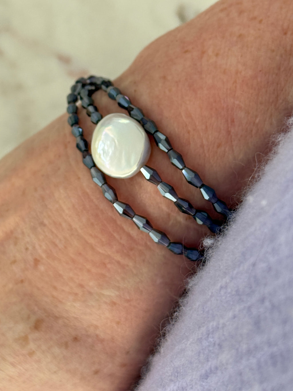 Lila Glasperlen mit großer, flachen Süßwasserperle