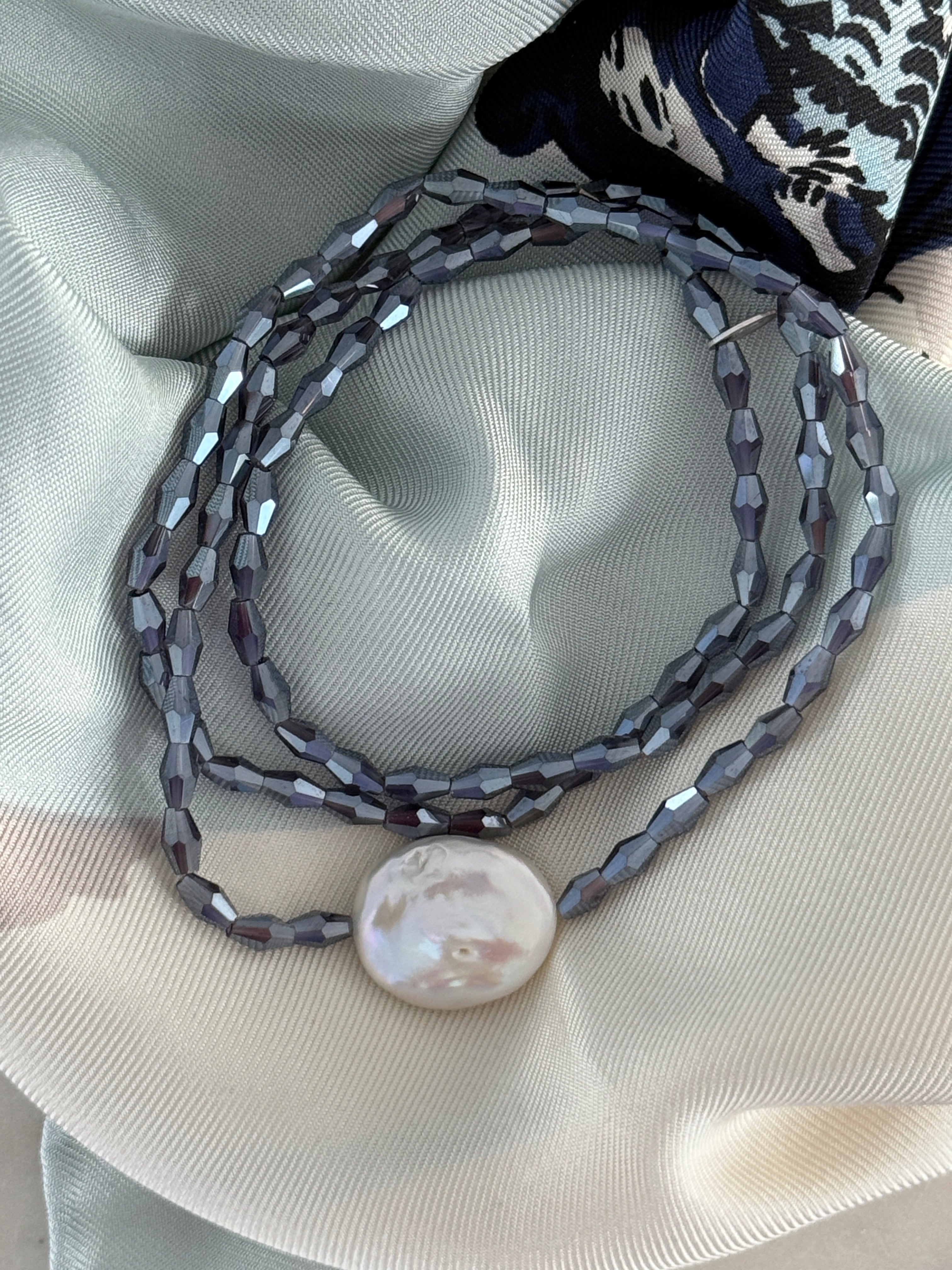 Lila Glasperlen mit großer, flachen Süßwasserperle