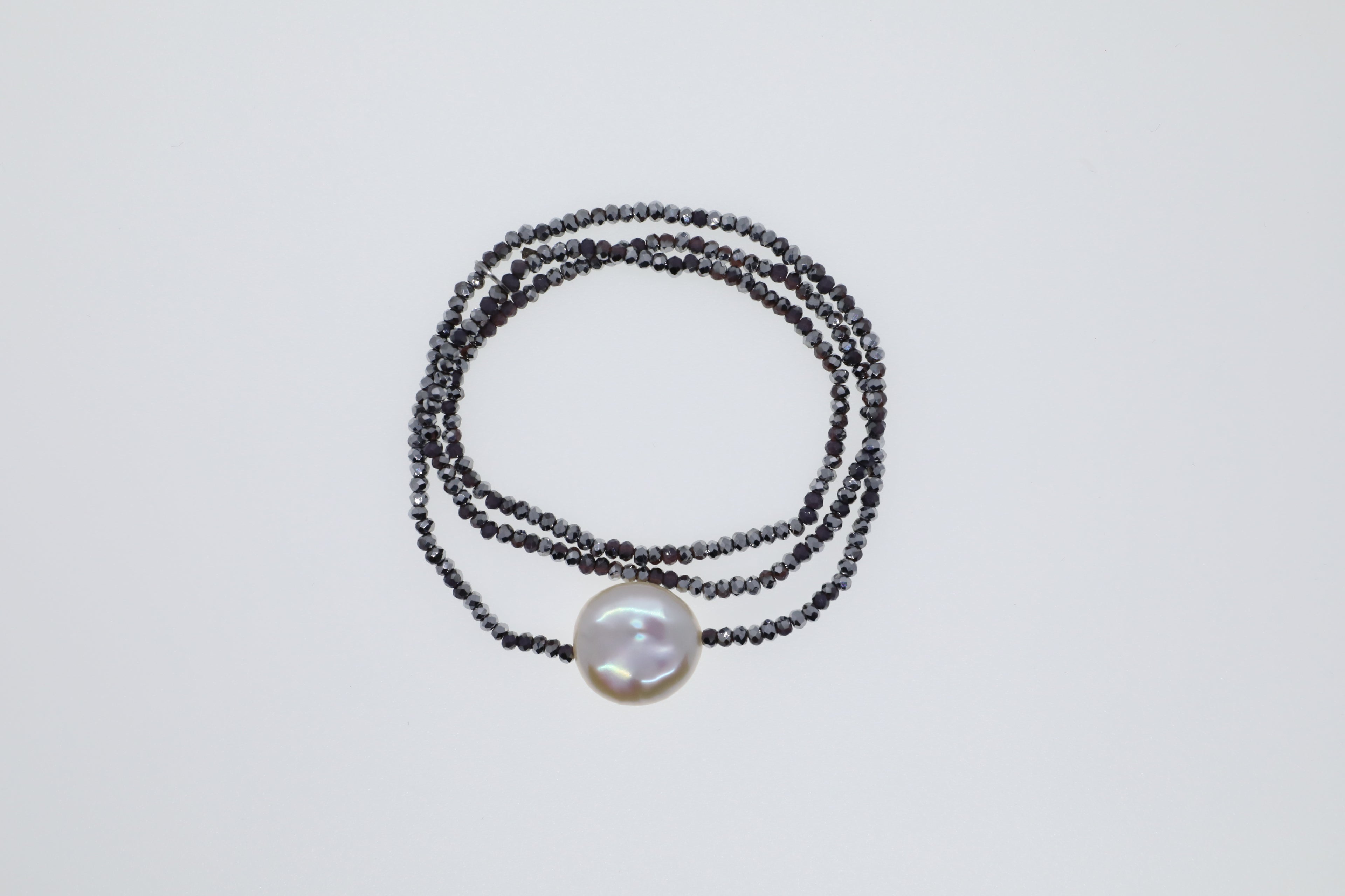 Lilasilberne Glasperlen mit einer großen, flachen Süßwasserperle