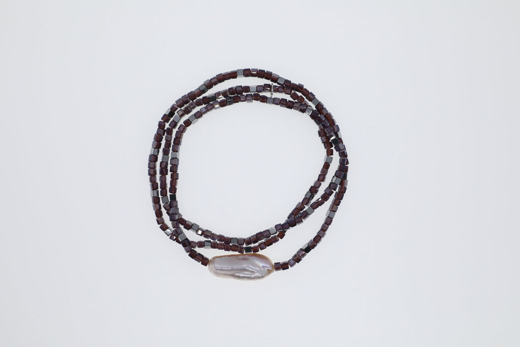 Armband oder Kette Perlmuttfarbene Süßwasserperle, lila Glasperlen und silberne Hämatite