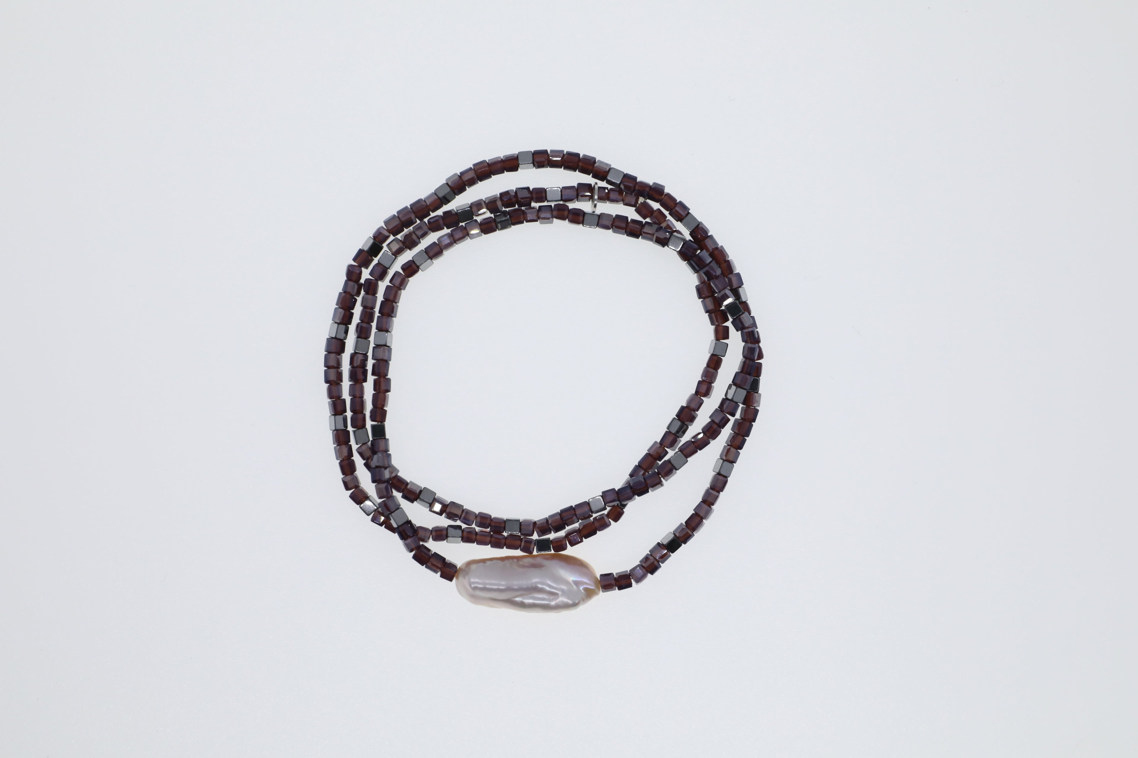 Perlmuttfarbene Süßwasserperle, lila Glasperlen und silberne Hämatite