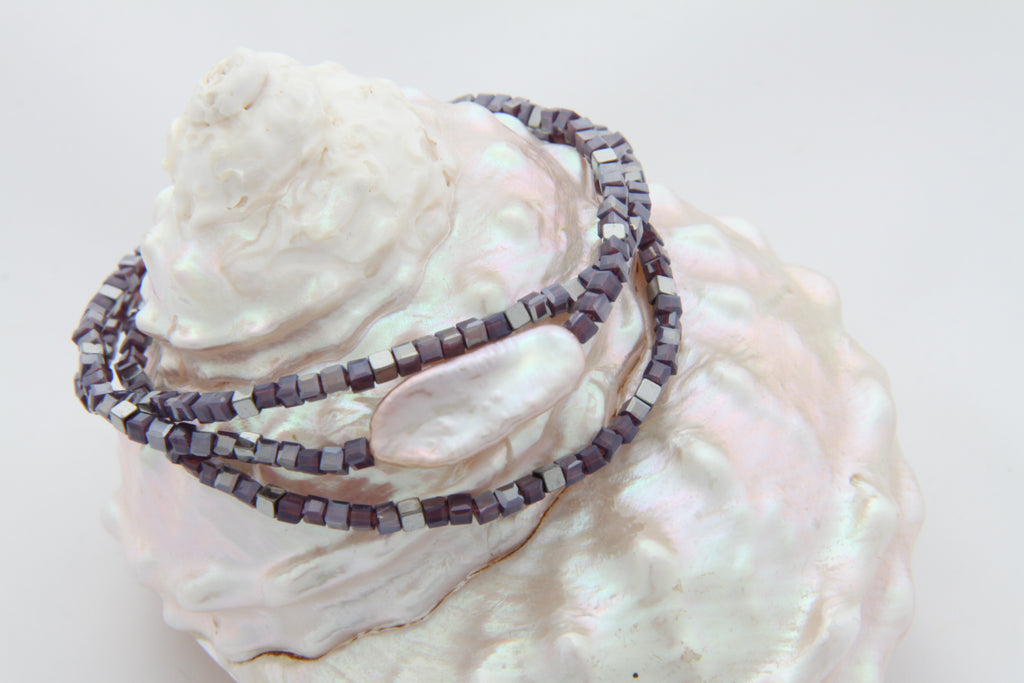 Armband oder Kette Perlmuttfarbene Süßwasserperle, lila Glasperlen und silberne Hämatite
