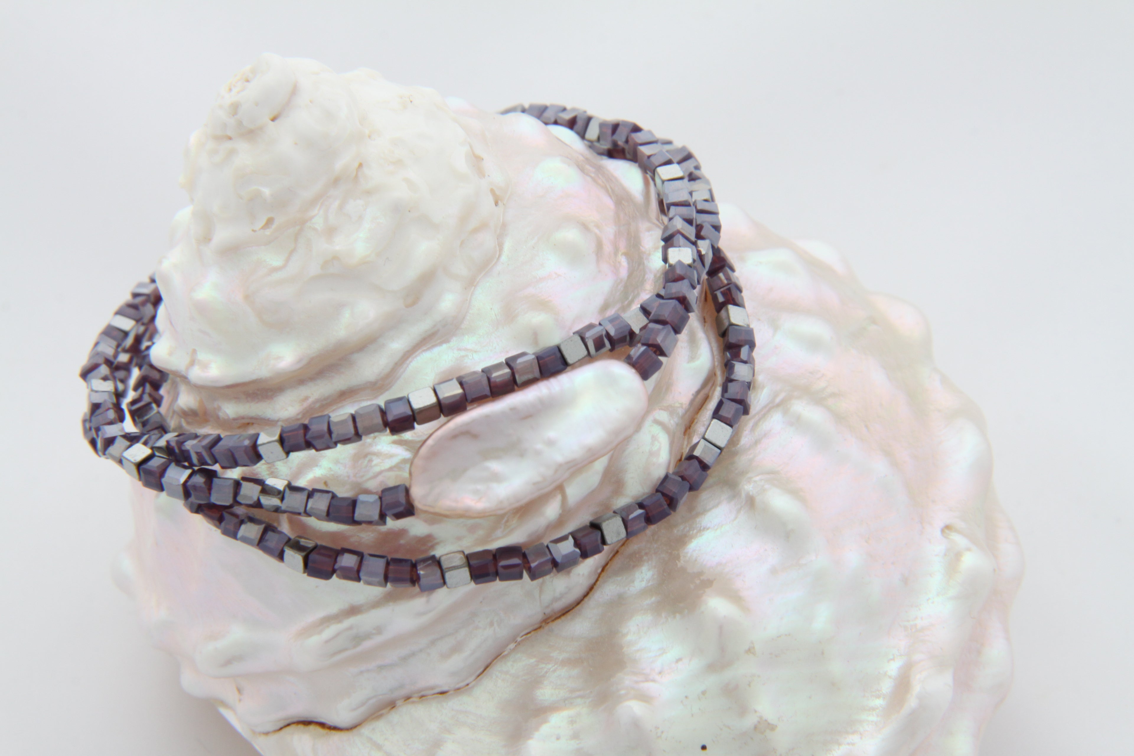 Perlmuttfarbene Süßwasserperle, lila Glasperlen und silberne Hämatite