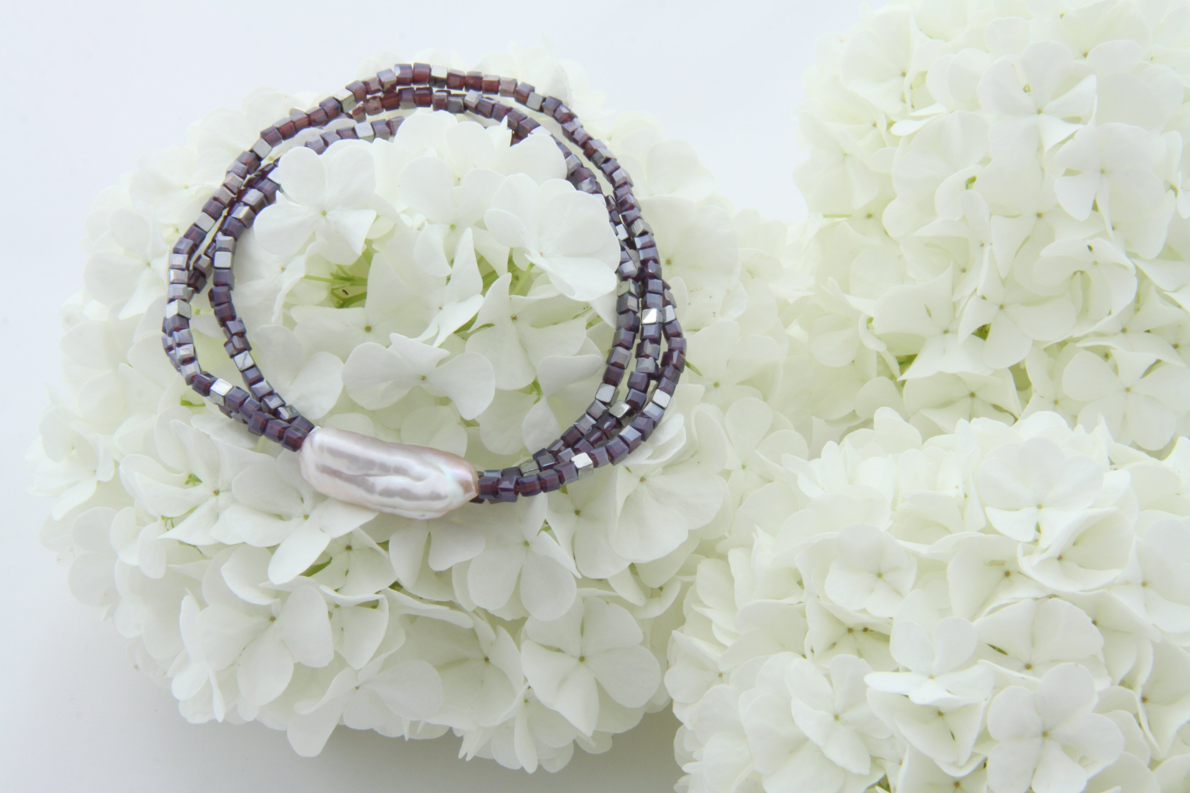 Perlmuttfarbene Süßwasserperle, lila Glasperlen und silberne Hämatite