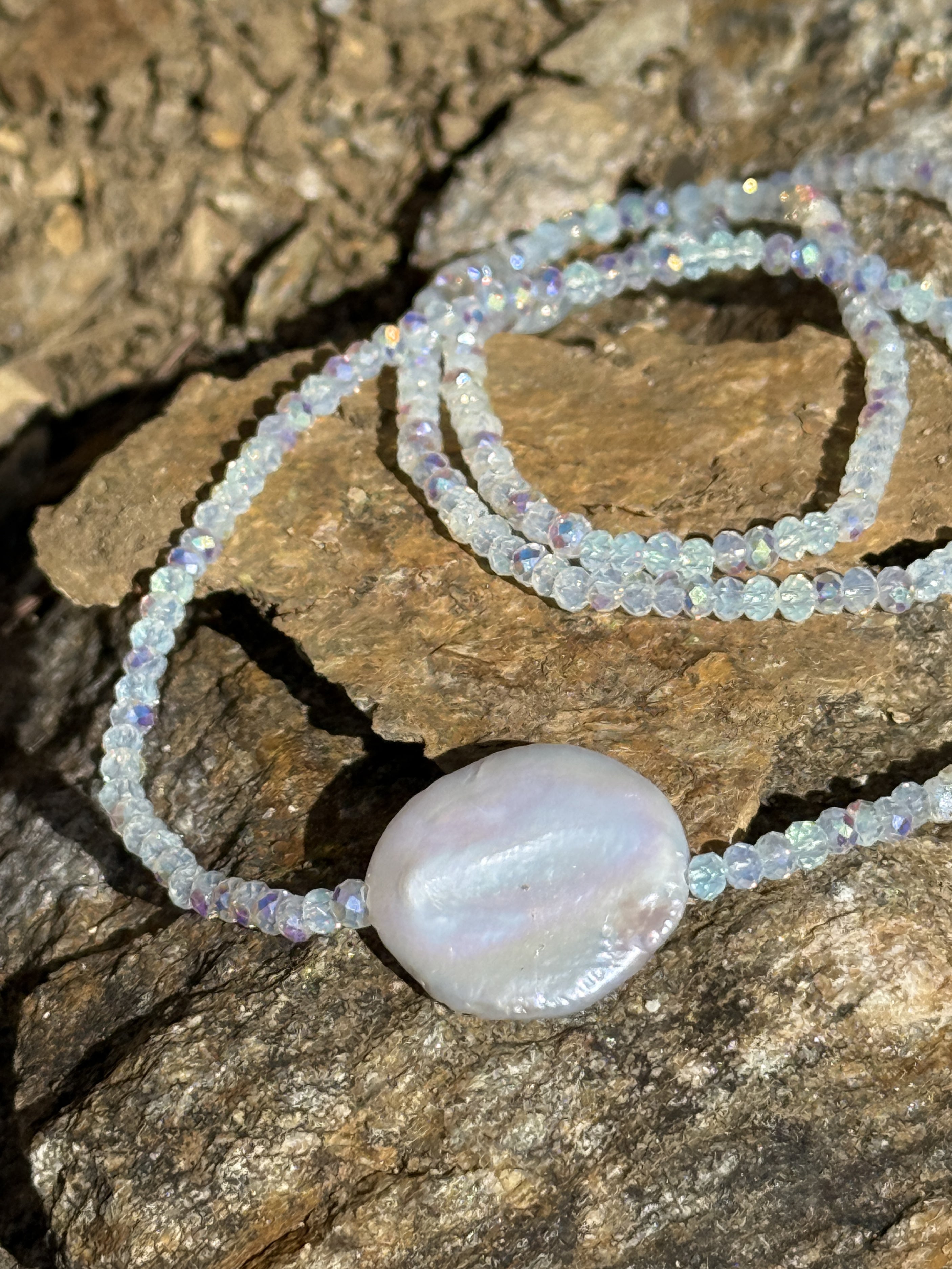 Weiße, changierende Glasperlen mit großer Süßwasserperle