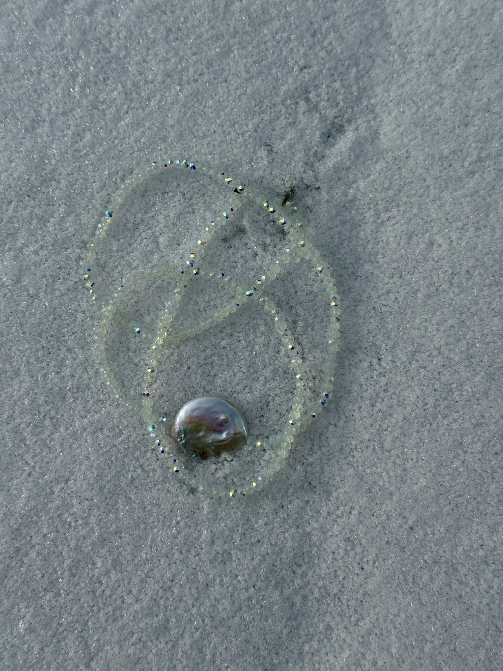 Weiße, changierende Glasperlen mit großer Süßwasserperle
