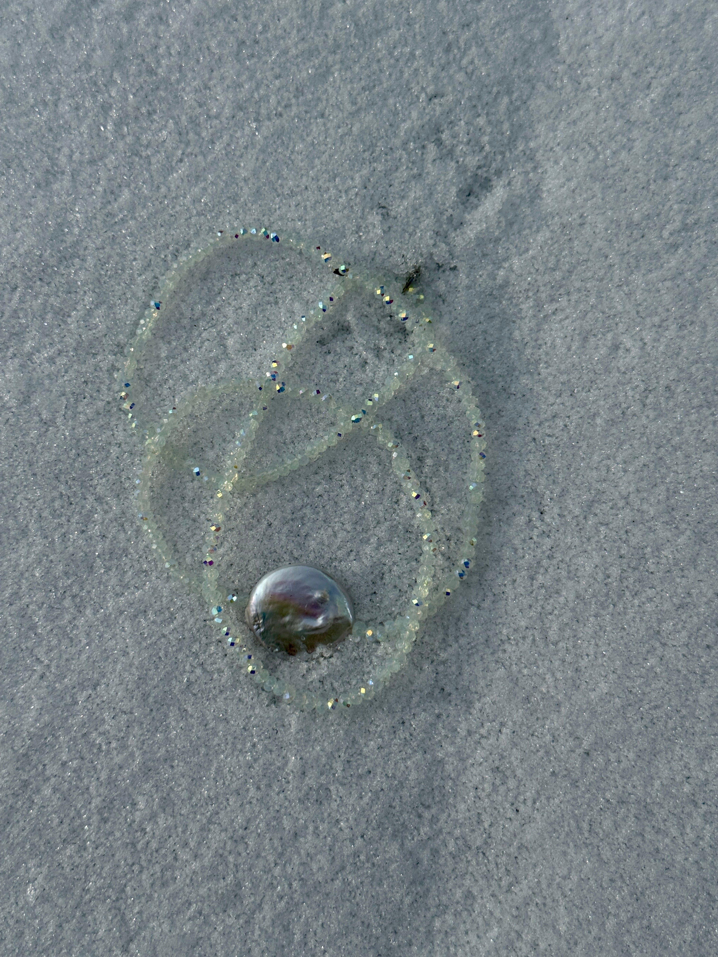 Weiße, changierende Glasperlen mit großer Süßwasserperle