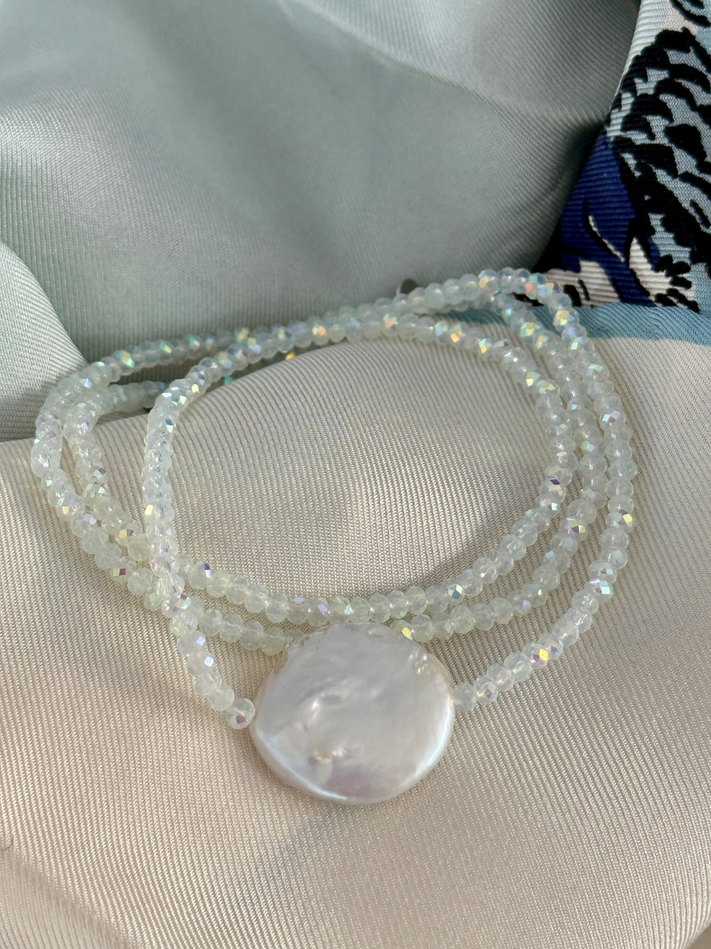 Weiße, changierende Glasperlen mit großer Süßwasserperle