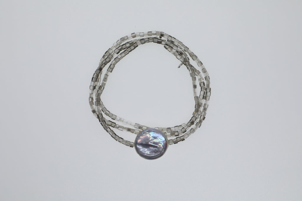 „Smokey“-Glasperlen und eine große Süßwasserperle