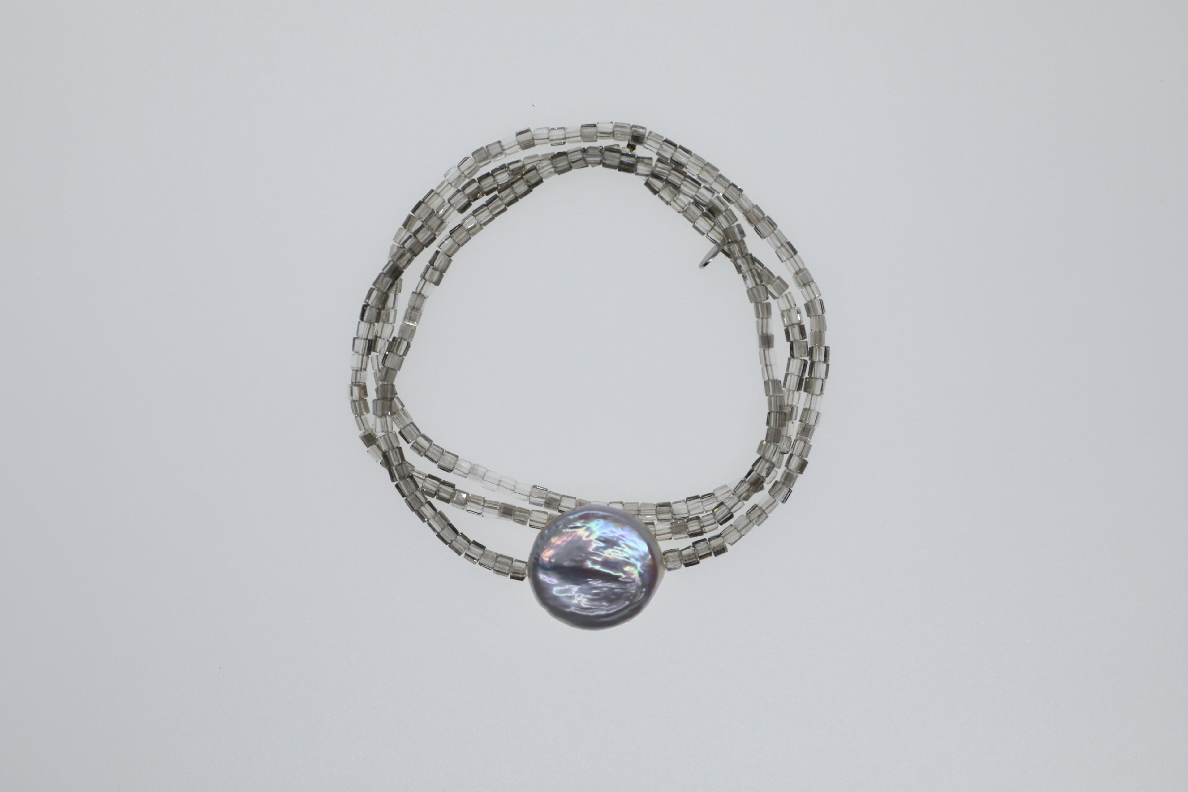 „Smokey“-Glasperlen und eine große Süßwasserperle