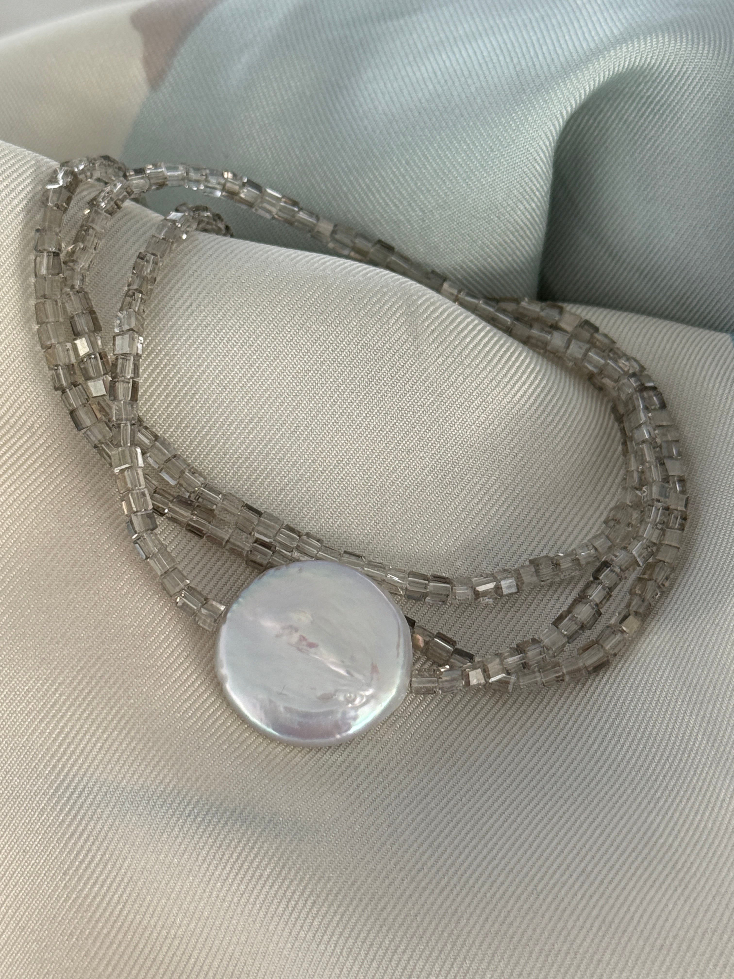 „Smokey“-Glasperlen und eine große Süßwasserperle