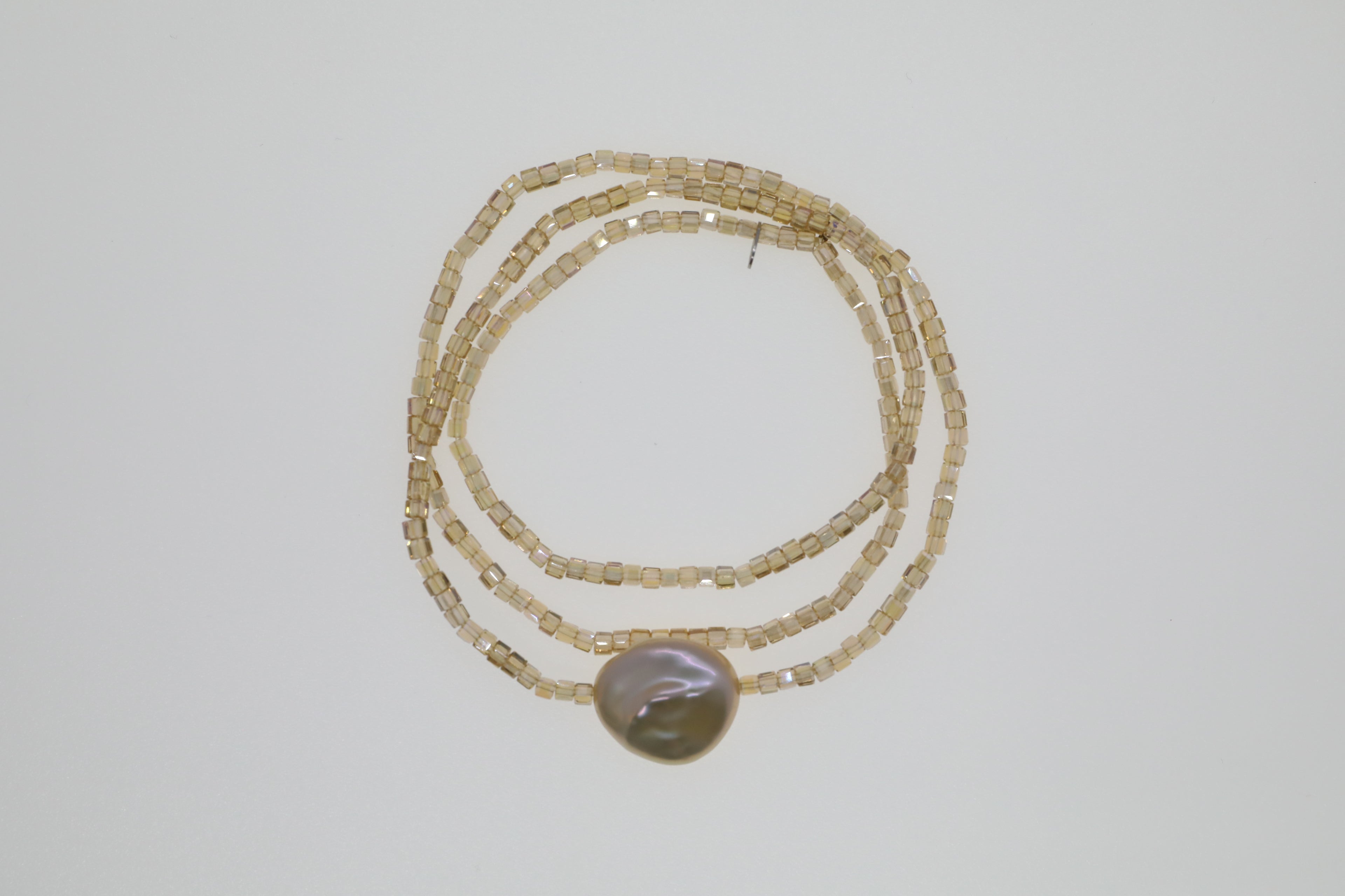 Honiggoldene Glasperlen mit einer perlmuttfarbenen Süßwasserperle