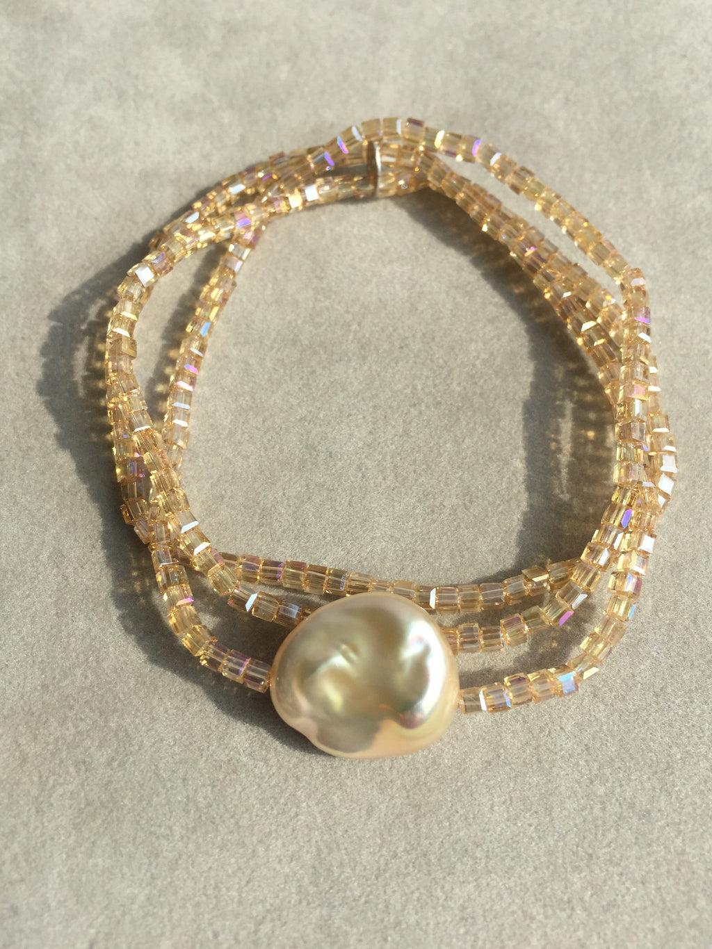Armband oder Kette Honiggoldene Glasperlen mit einer perlmuttfarbenen Süßwasserperle
