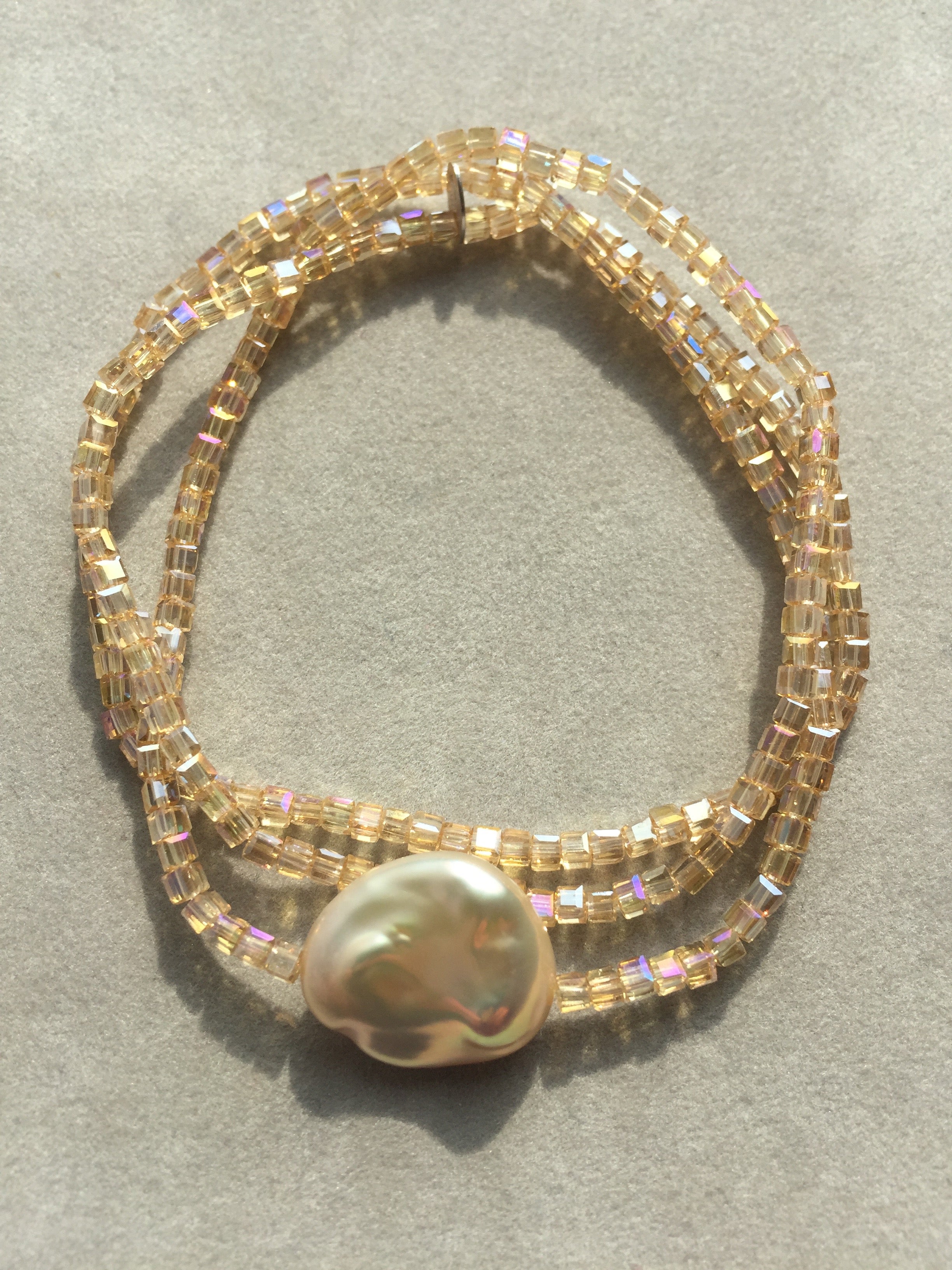 Honiggoldene Glasperlen mit einer perlmuttfarbenen Süßwasserperle