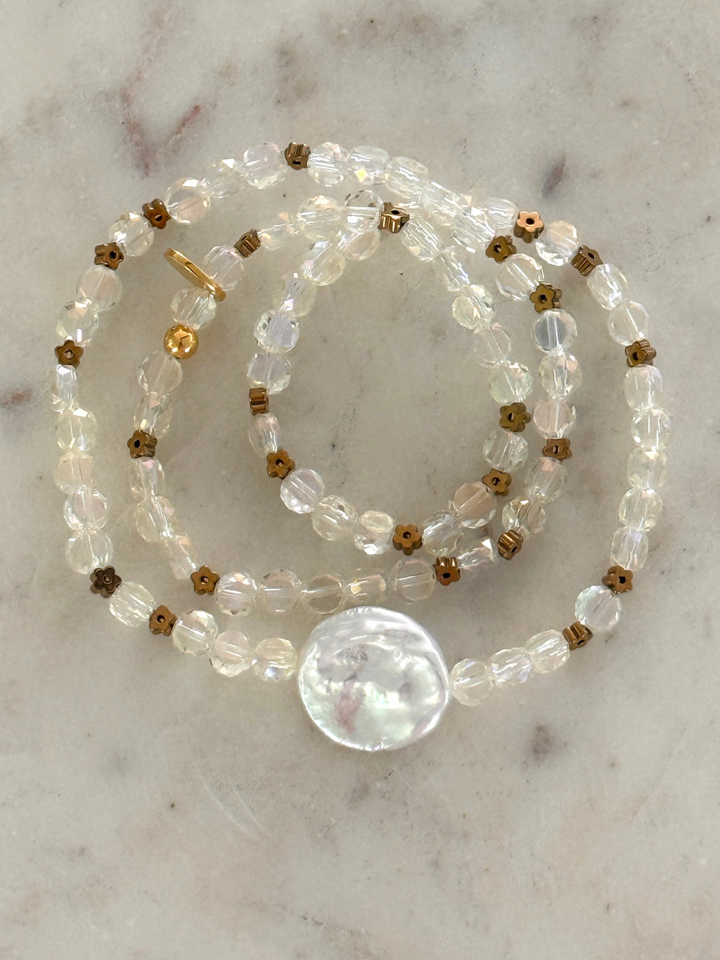 Eine große Süßwasserperle mit Glasperlen in Butteryellow und goldene Hämatitblümchen