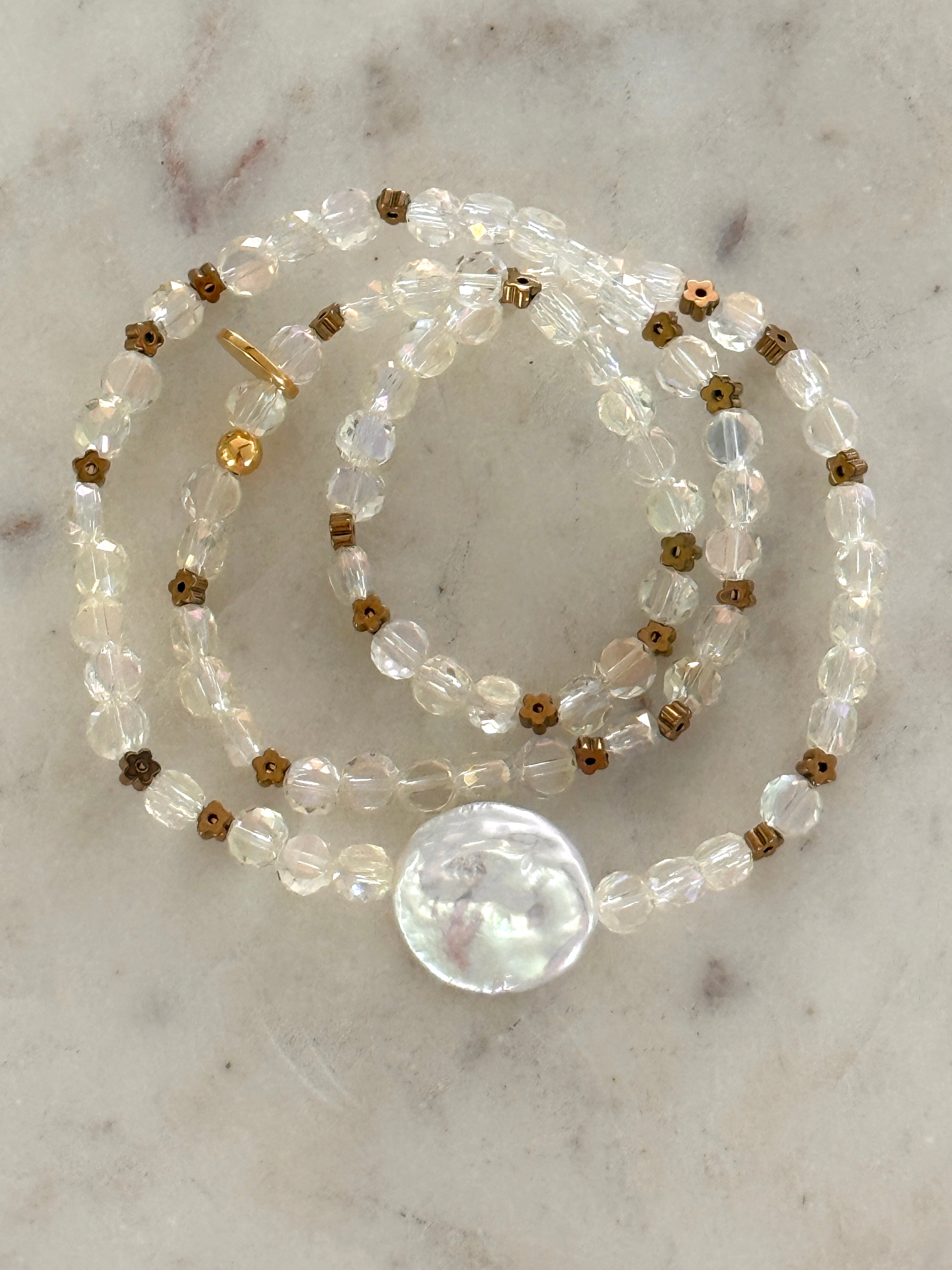 Eine große Süßwasserperle mit Glasperlen in Butteryellow und goldene Hämatitblümchen