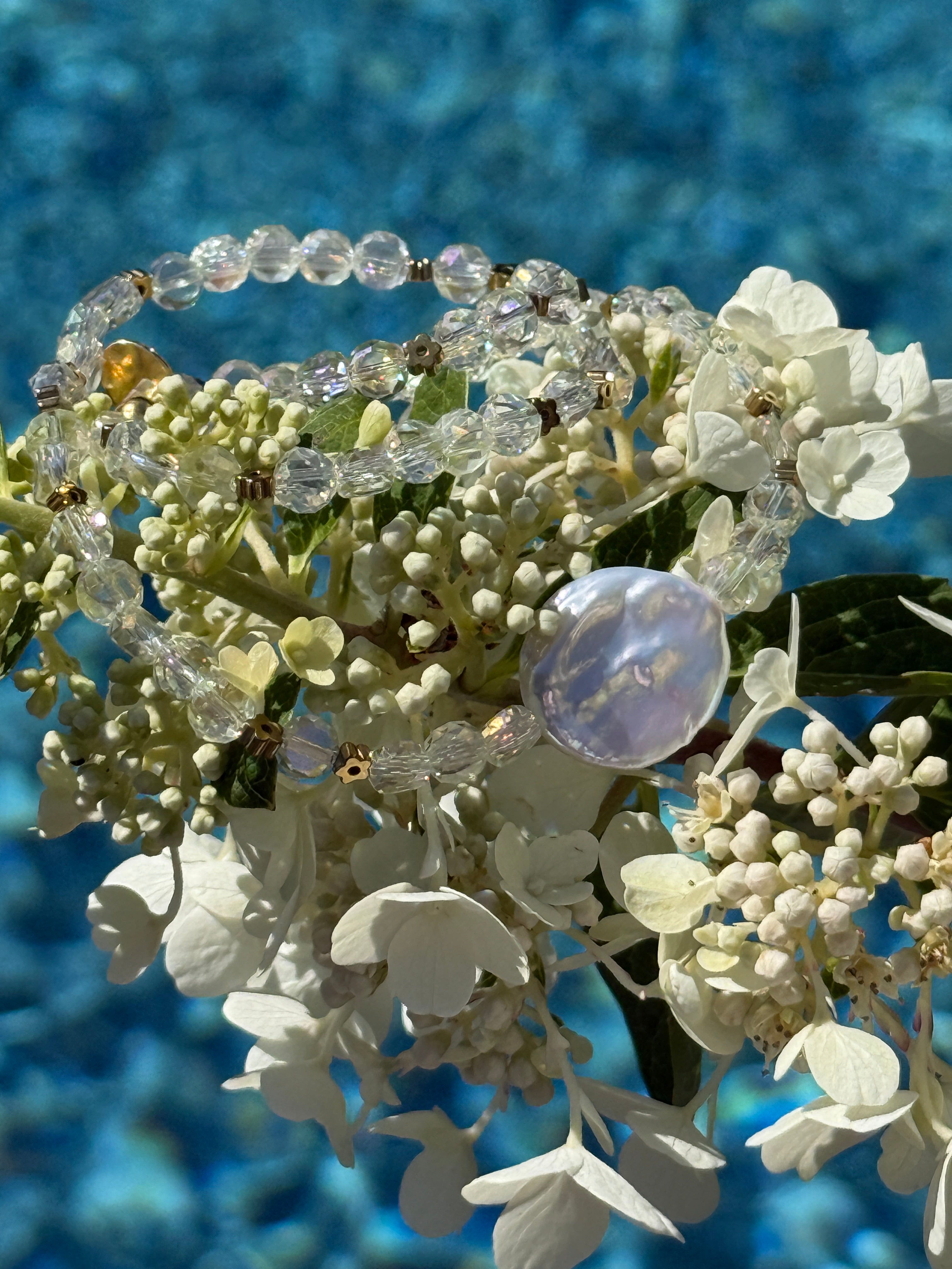 Eine große Süßwasserperle mit Glasperlen in Butteryellow und goldene Hämatitblümchen