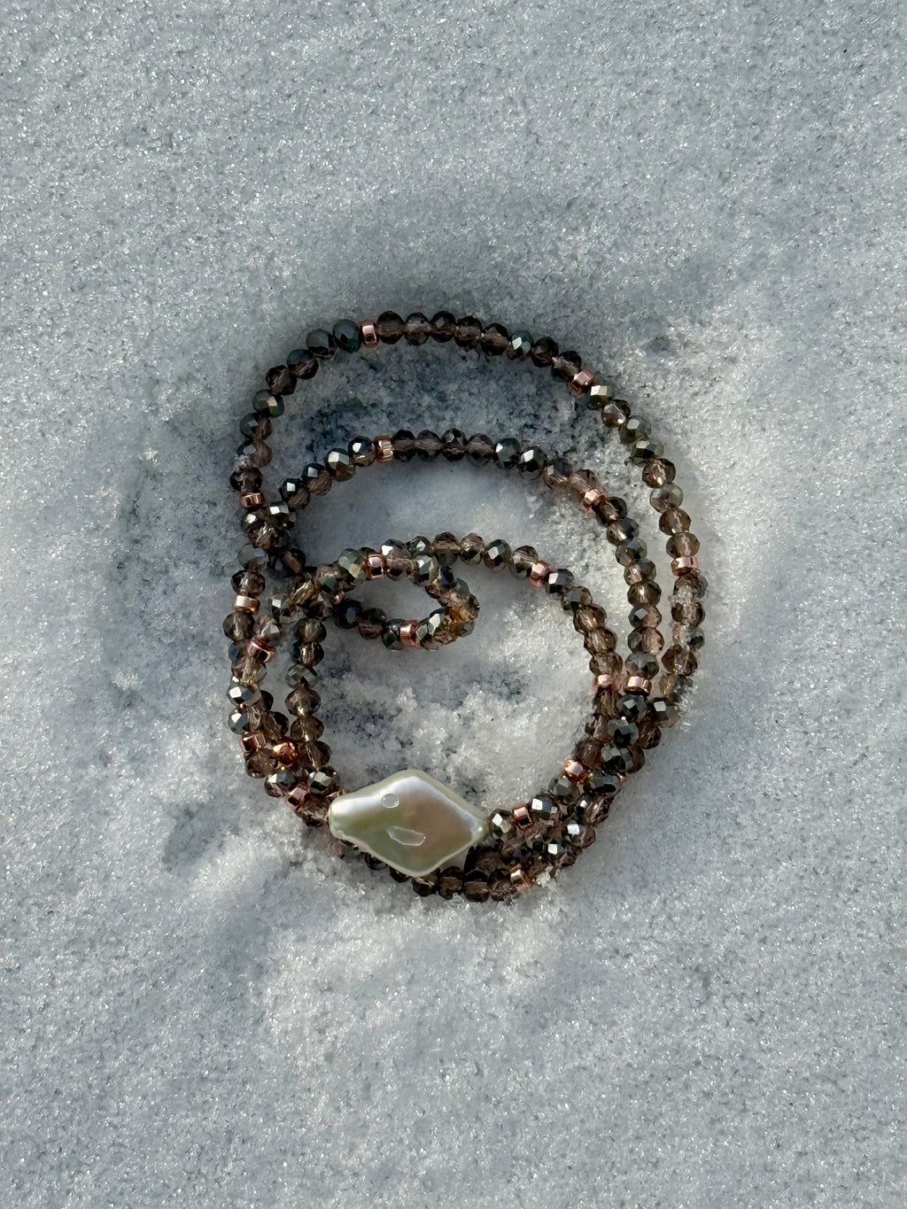 Braungraue Glasperlen mit weißer Süßwasserperle und kupferfarbenem Hämatit