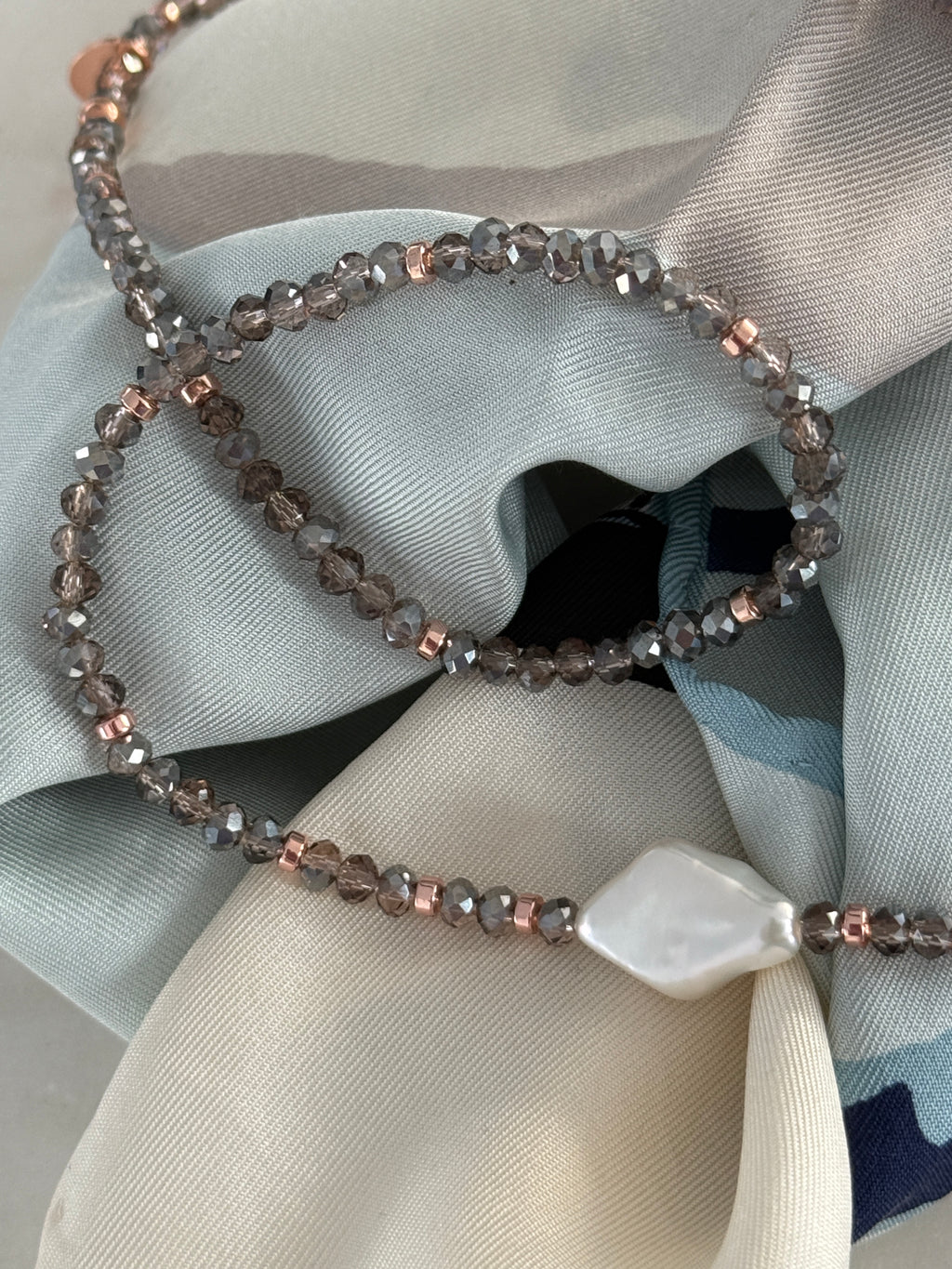 Braungraue Glasperlen mit weißer Süßwasserperle und kupferfarbenem Hämatit