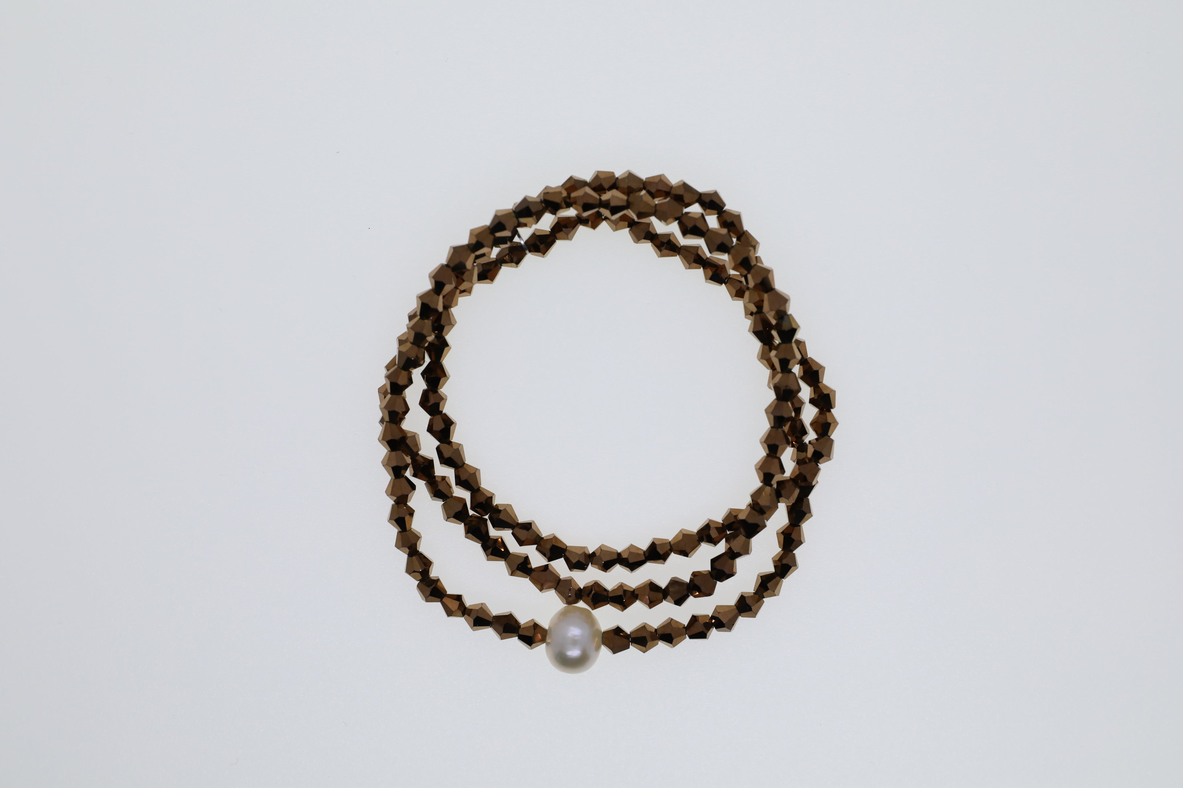 Bronzefarbene Glasperlen und eine weißse Süßwasserperle