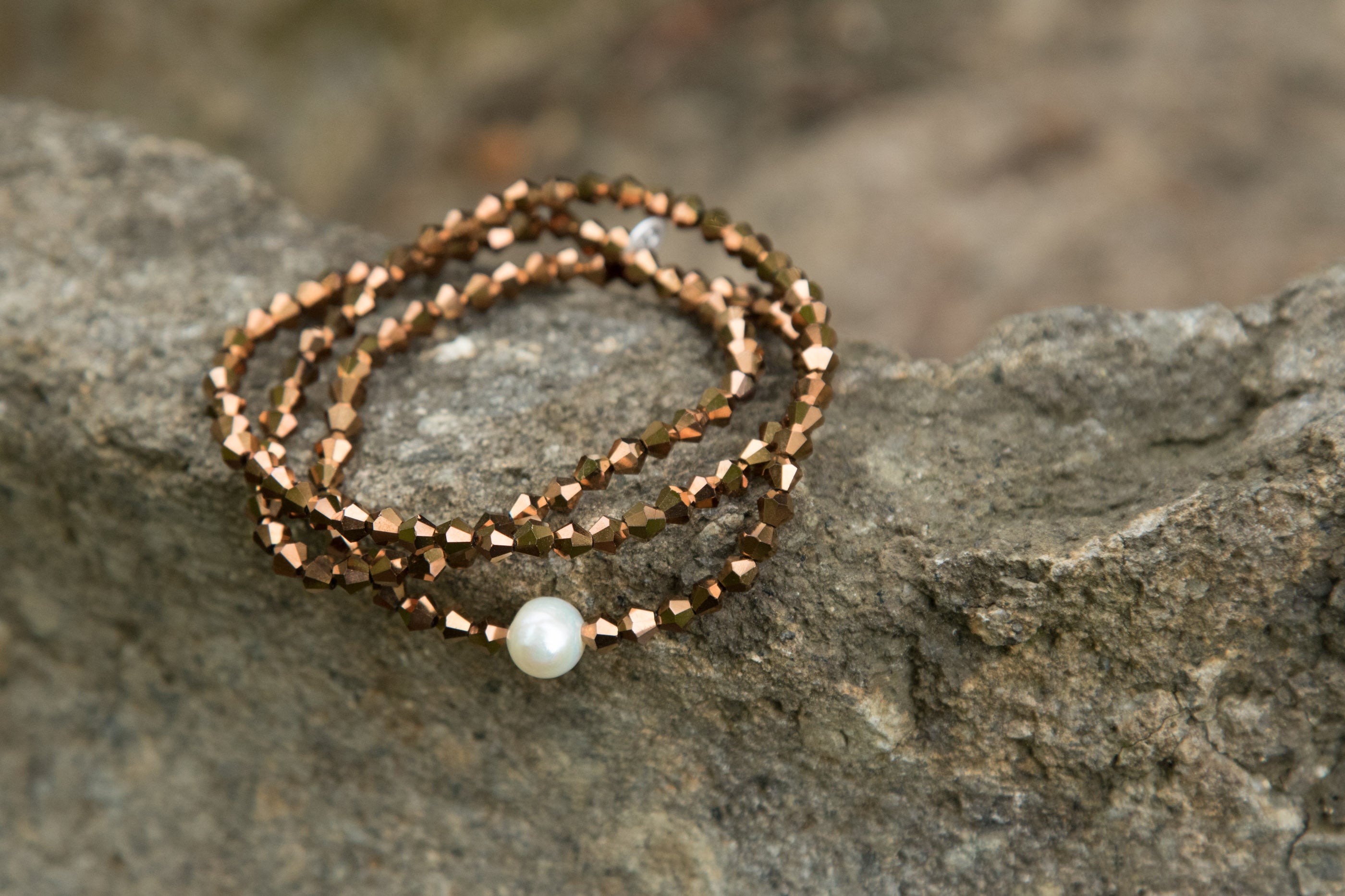 Bronzefarbene Glasperlen und eine weißse Süßwasserperle