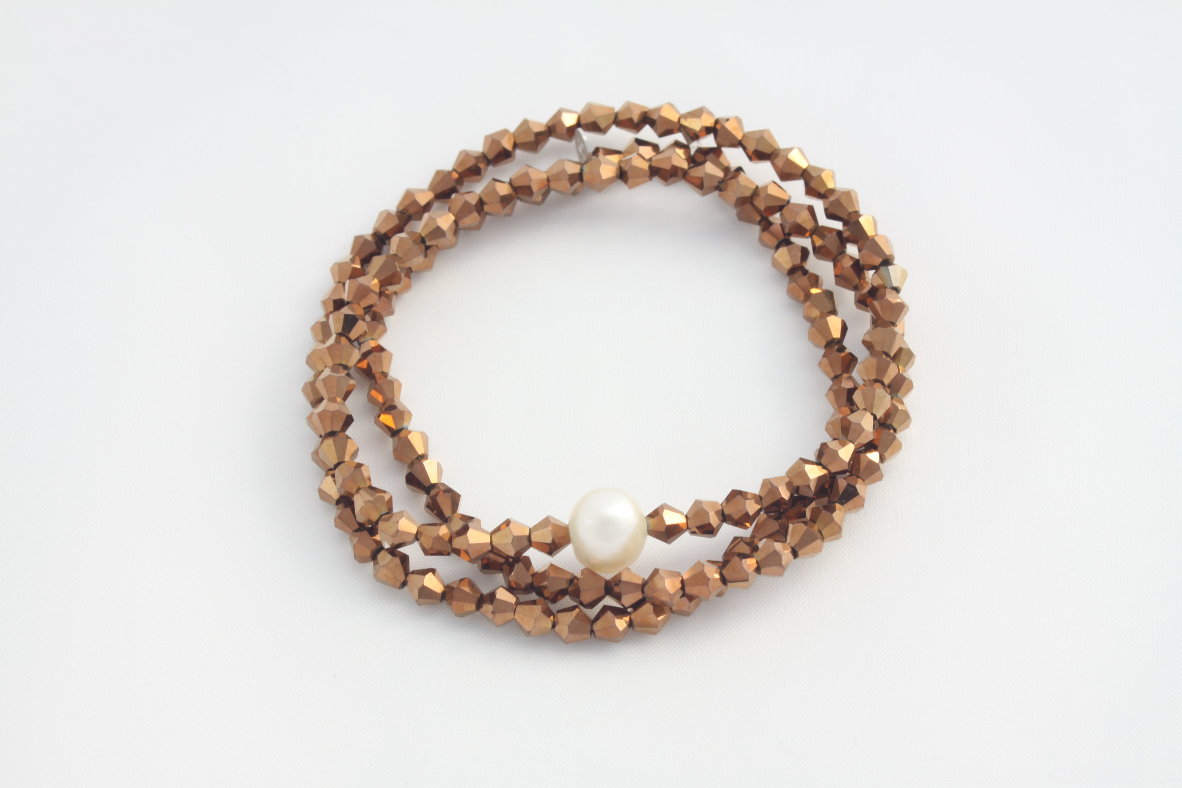 Bronzefarbene Glasperlen und eine weißse Süßwasserperle