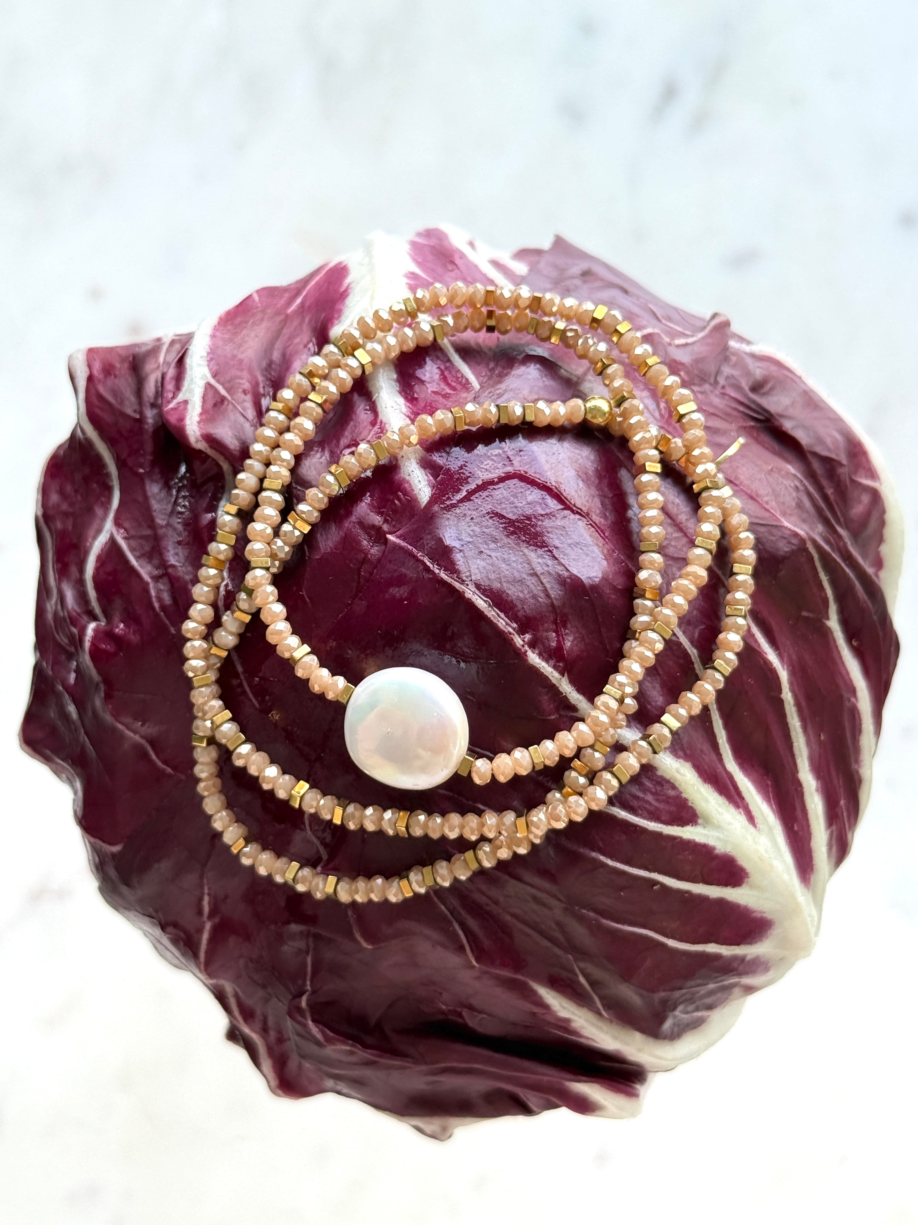 Hellbraune Glasperlen, goldene Hämatite mit weißer Süßwasserperle