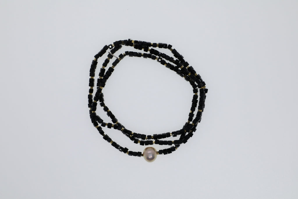 Armband oder Kette Goldfarbene Hämatitwürfel, schwarze Glasperlen und eine Süßwasserperle