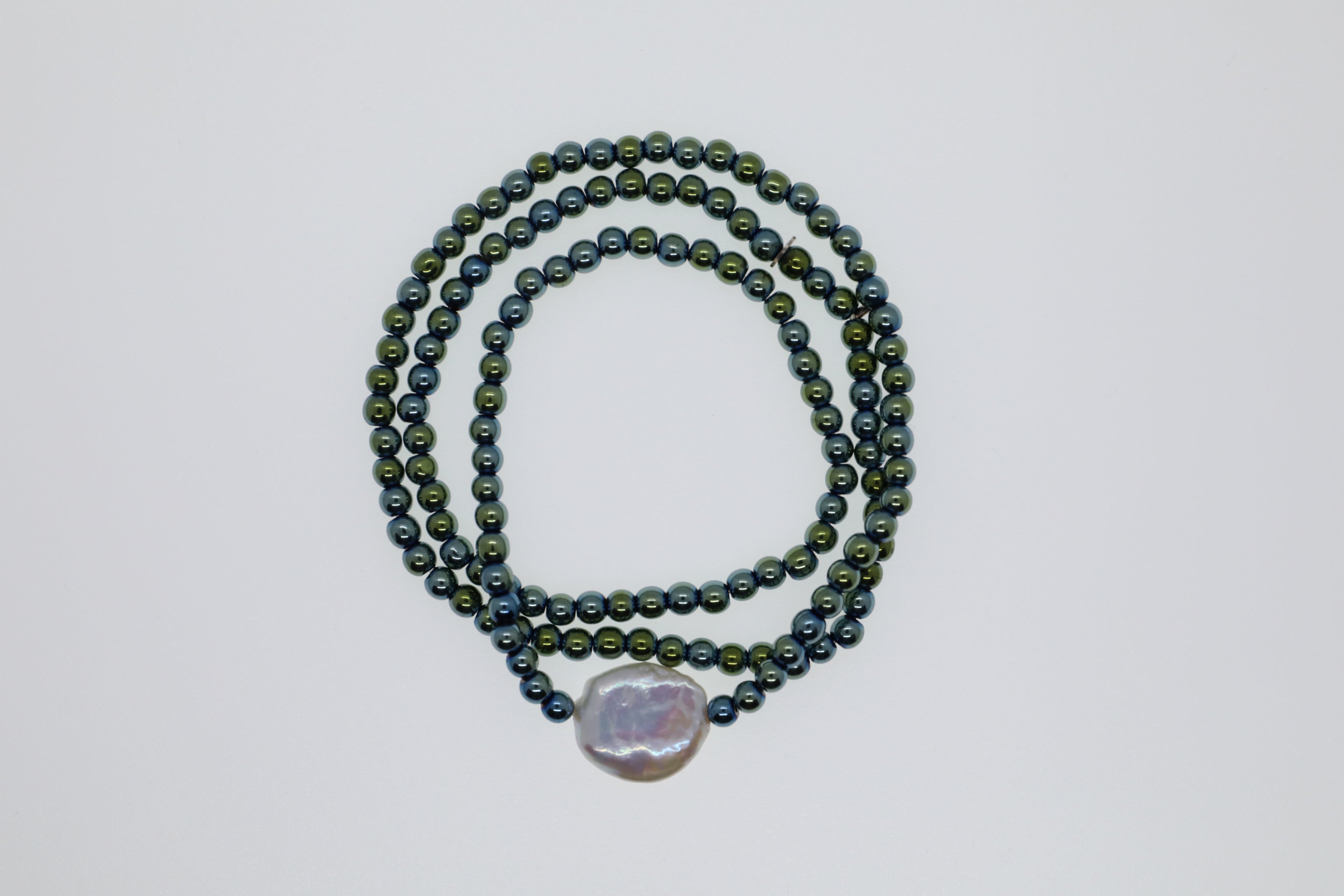 Grüne Hämatitkugeln mit großer, weißer Süßwasserperle