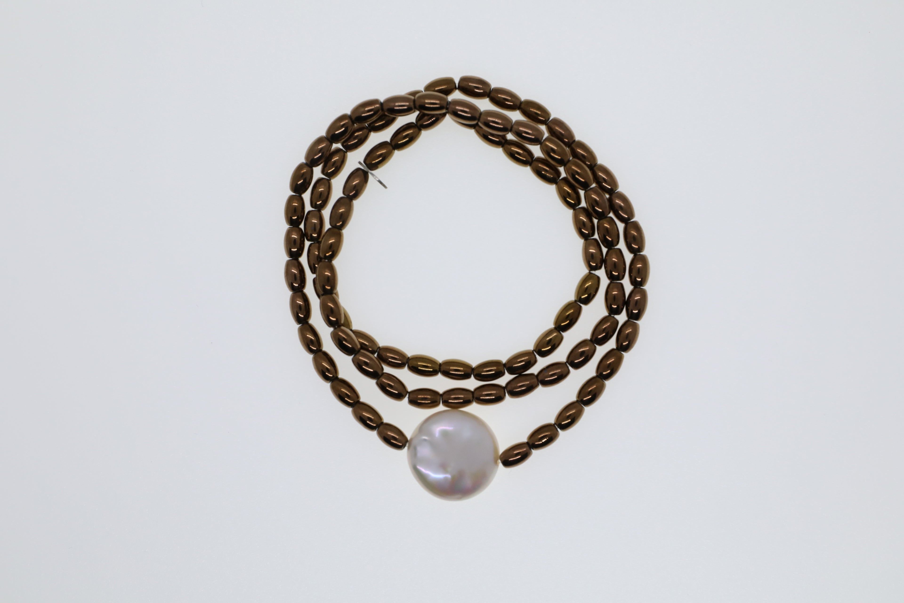 Broncefarbene Hämatite und große Süßwasserperle