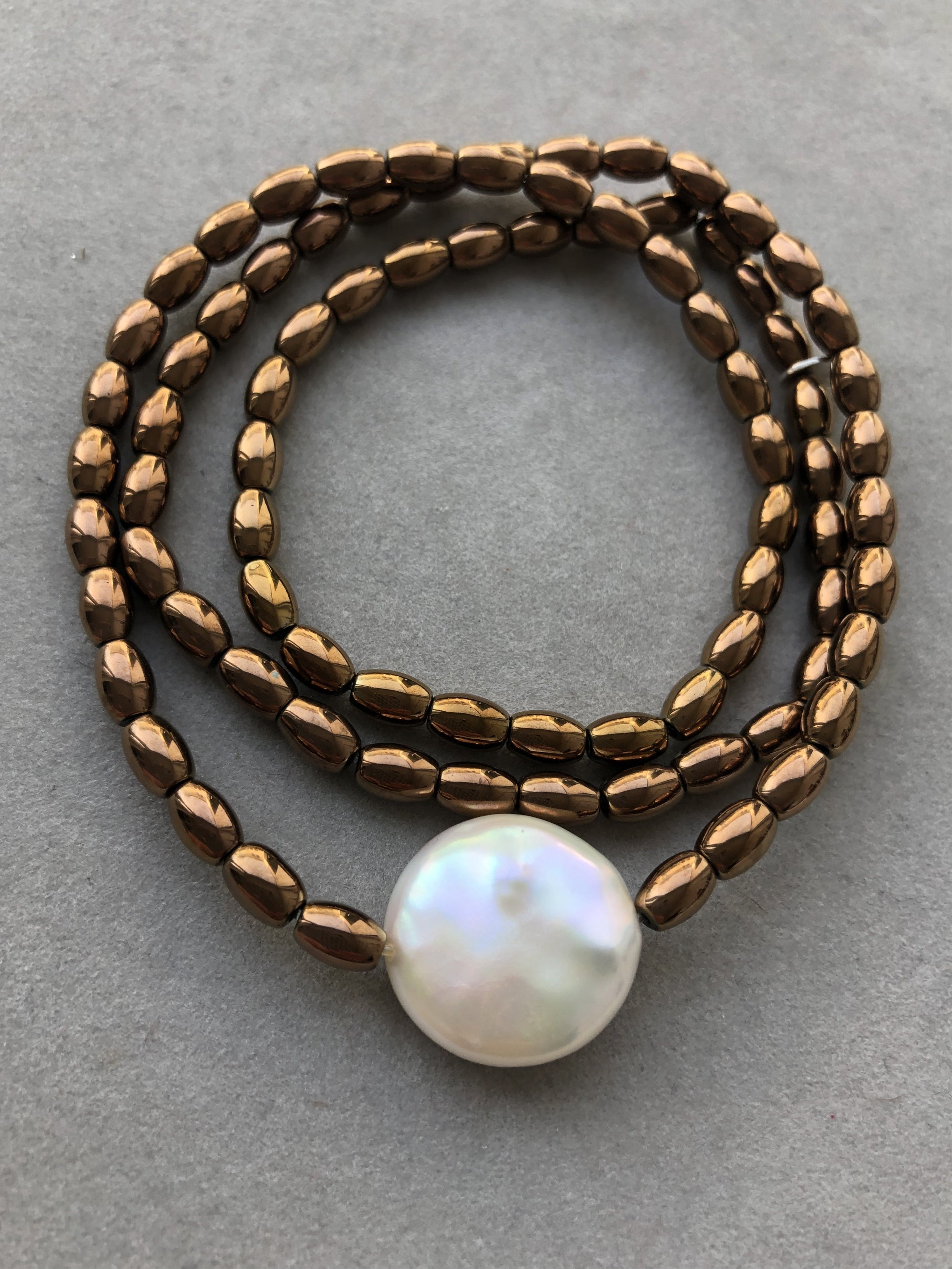 Broncefarbene Hämatite und große Süßwasserperle