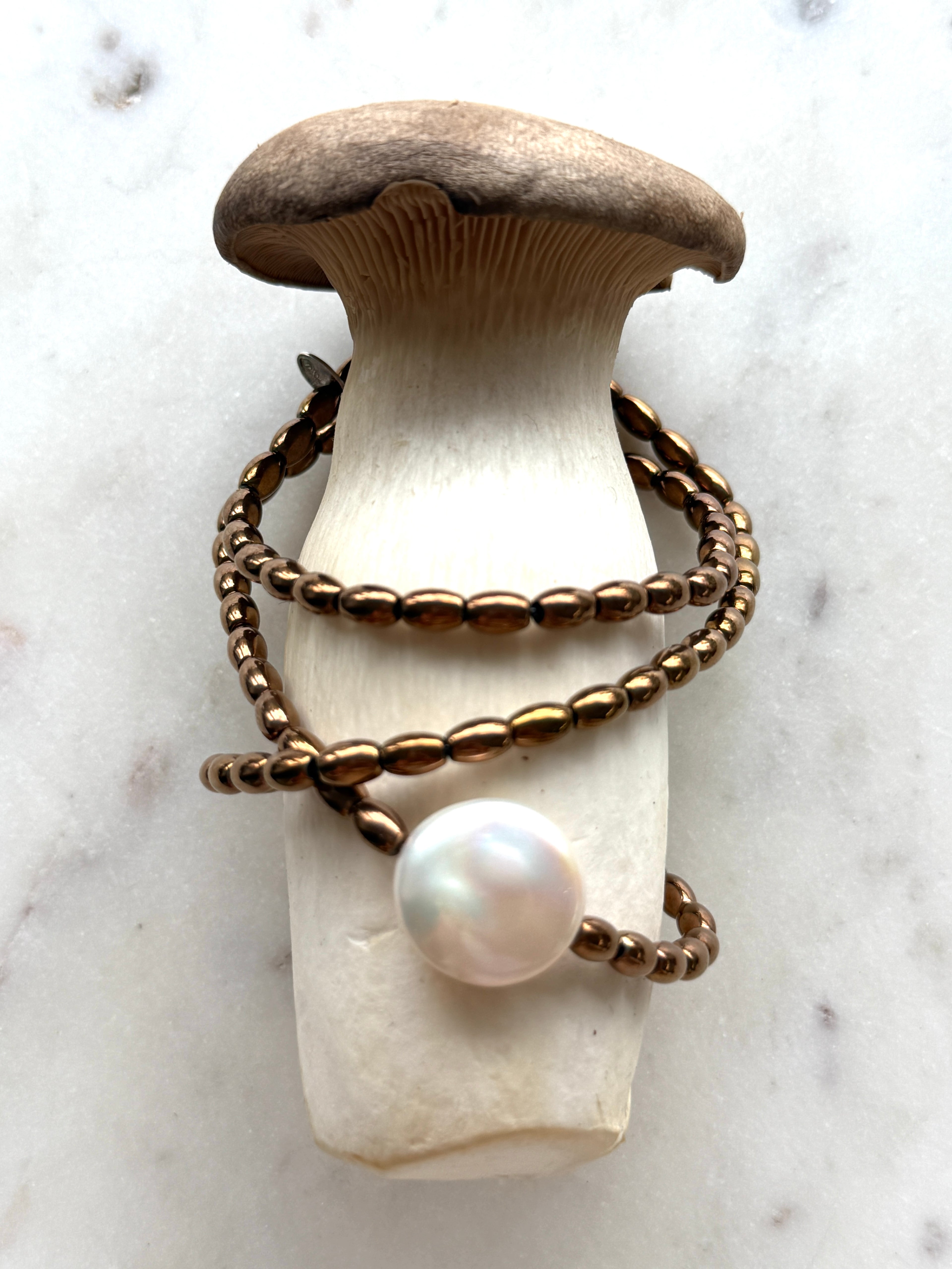 Broncefarbene Hämatite und große Süßwasserperle