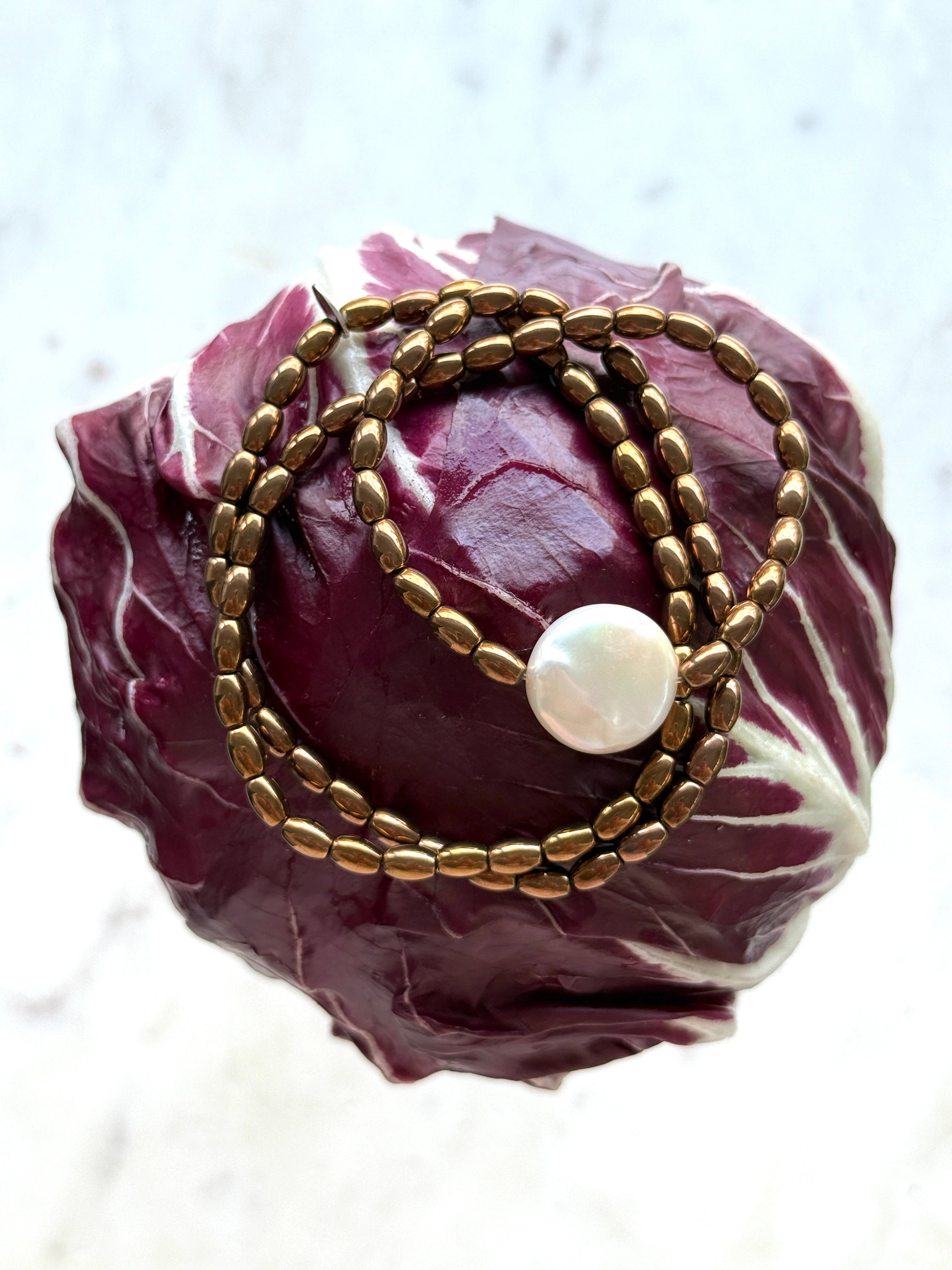 Broncefarbene Hämatite und große Süßwasserperle